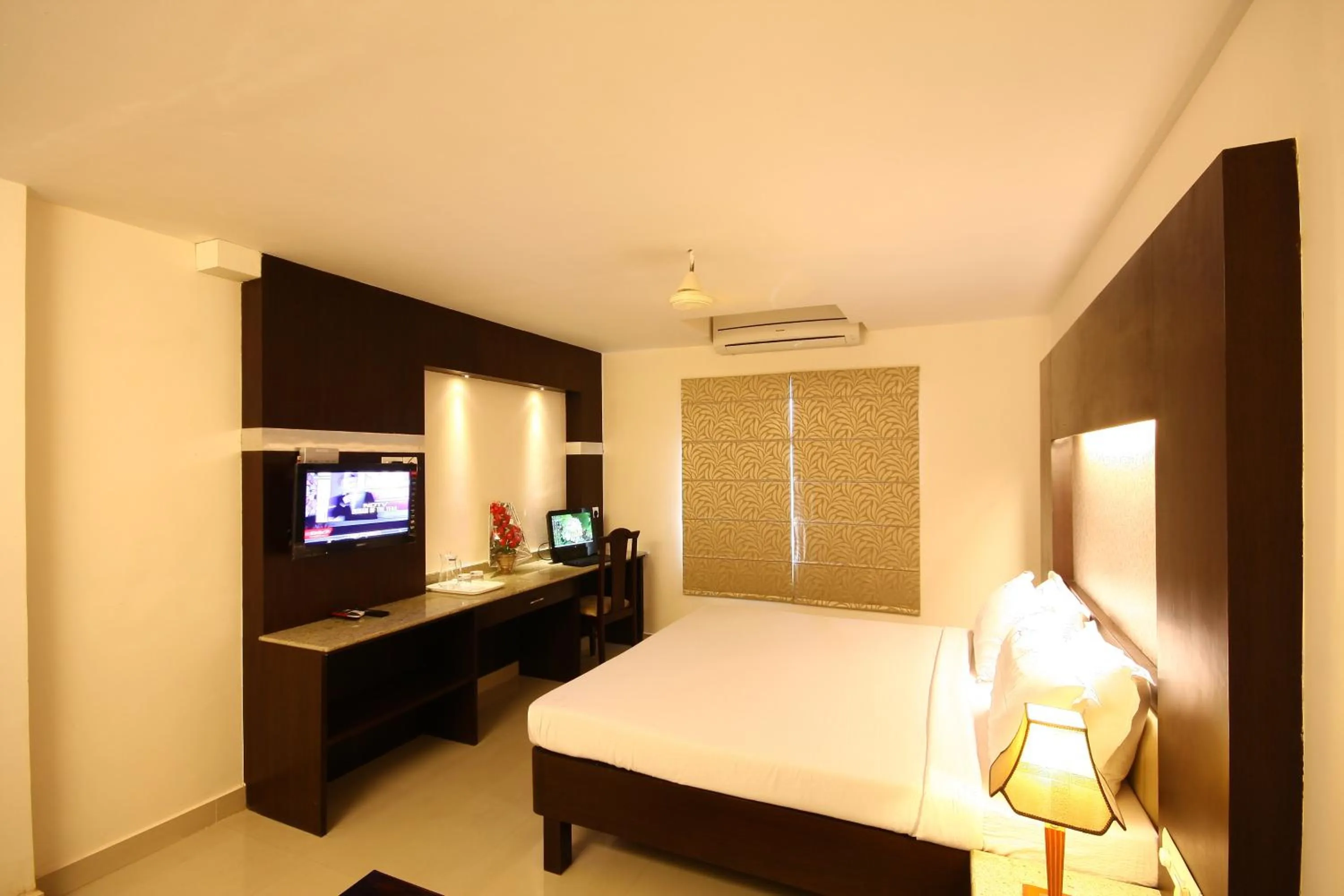 Bed in Hotel Crescent Crest Sriperumbudur