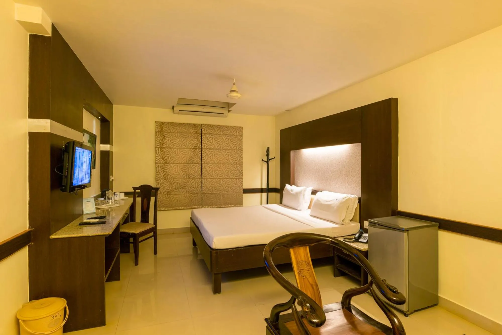 Bedroom, Bed in Hotel Crescent Crest Sriperumbudur