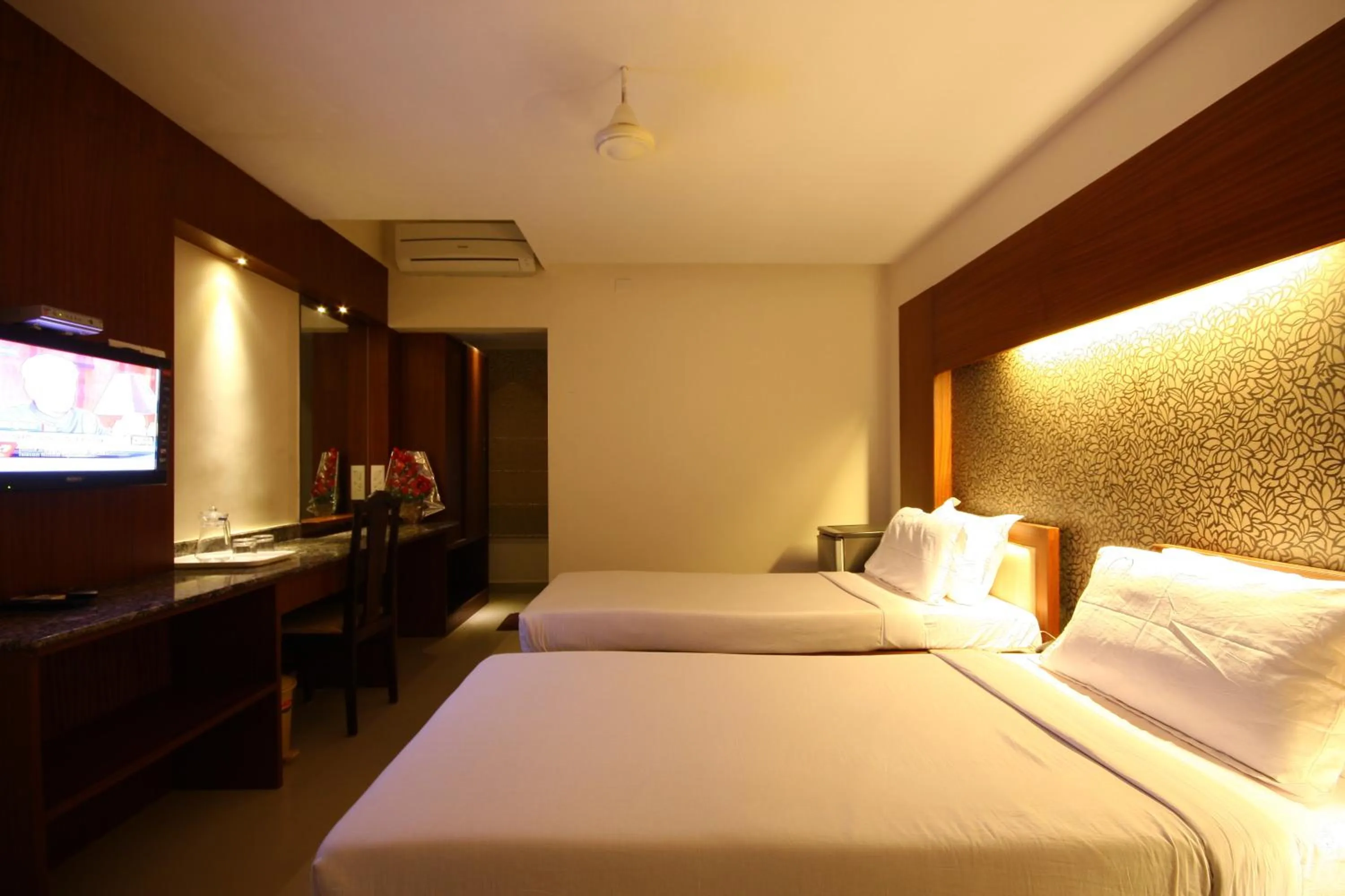 Bed in Hotel Crescent Crest Sriperumbudur