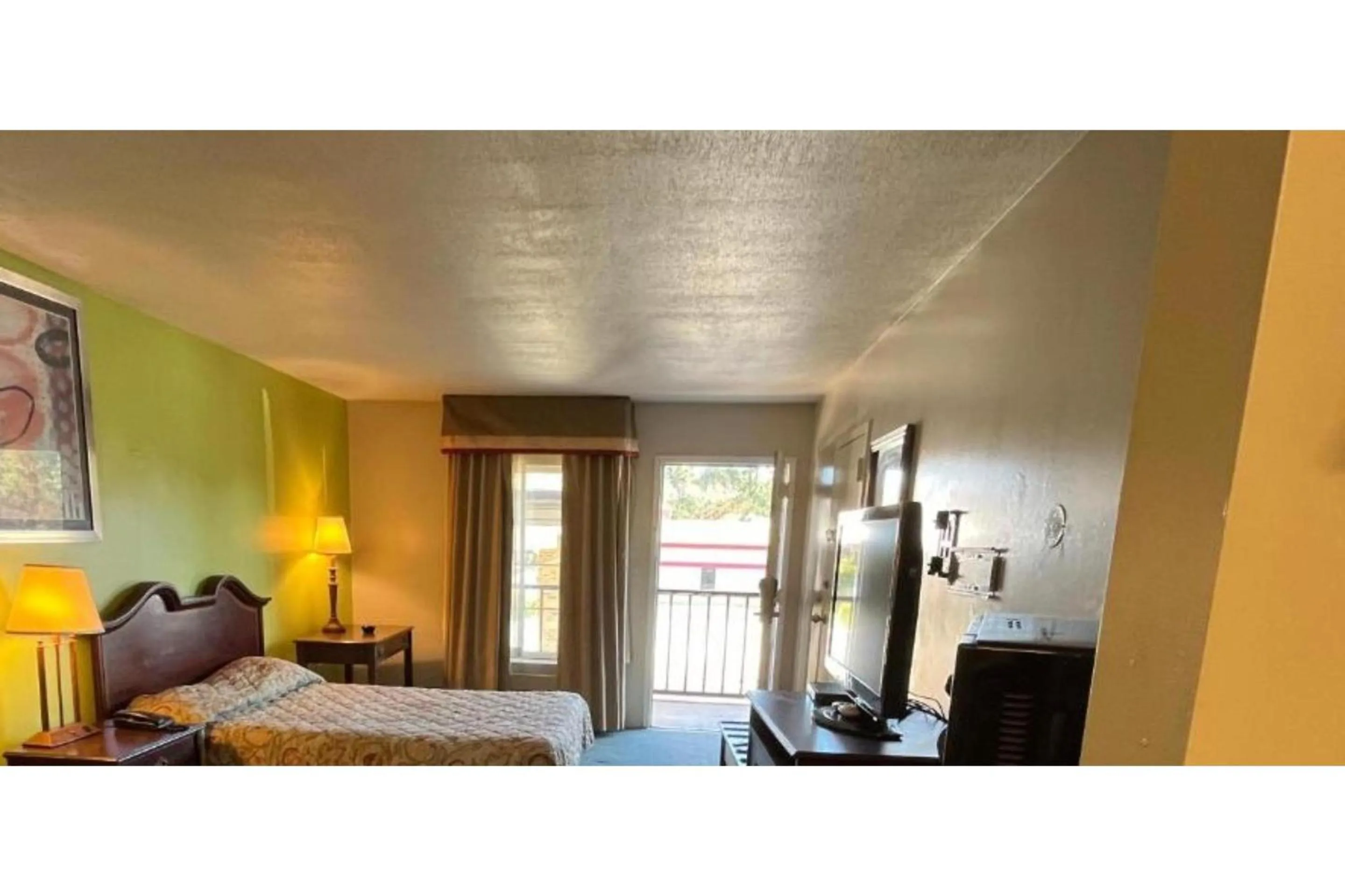 Bed in Motel 6 Bracey, VA I 85