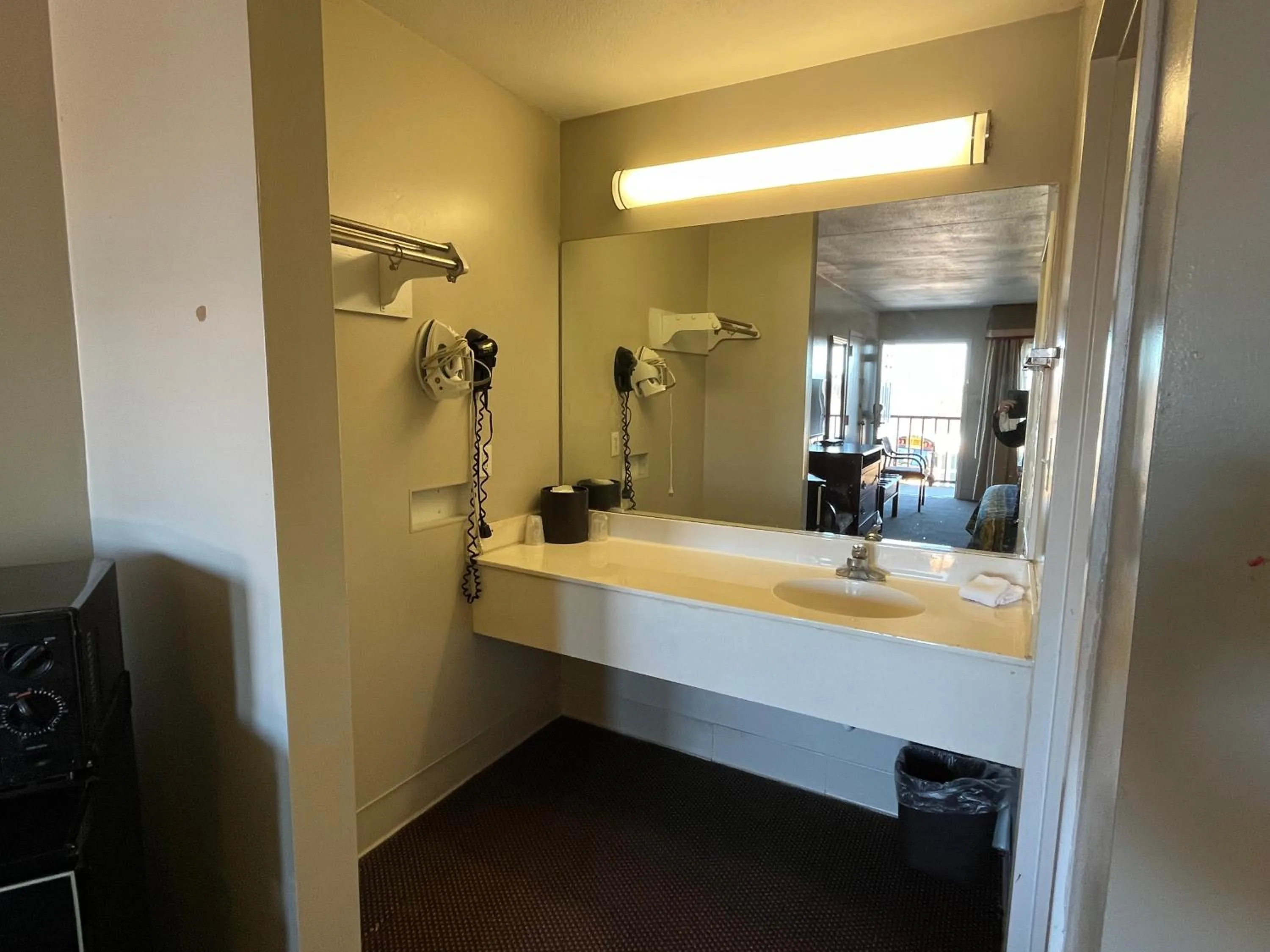 Bathroom in Motel 6 Bracey, VA I 85