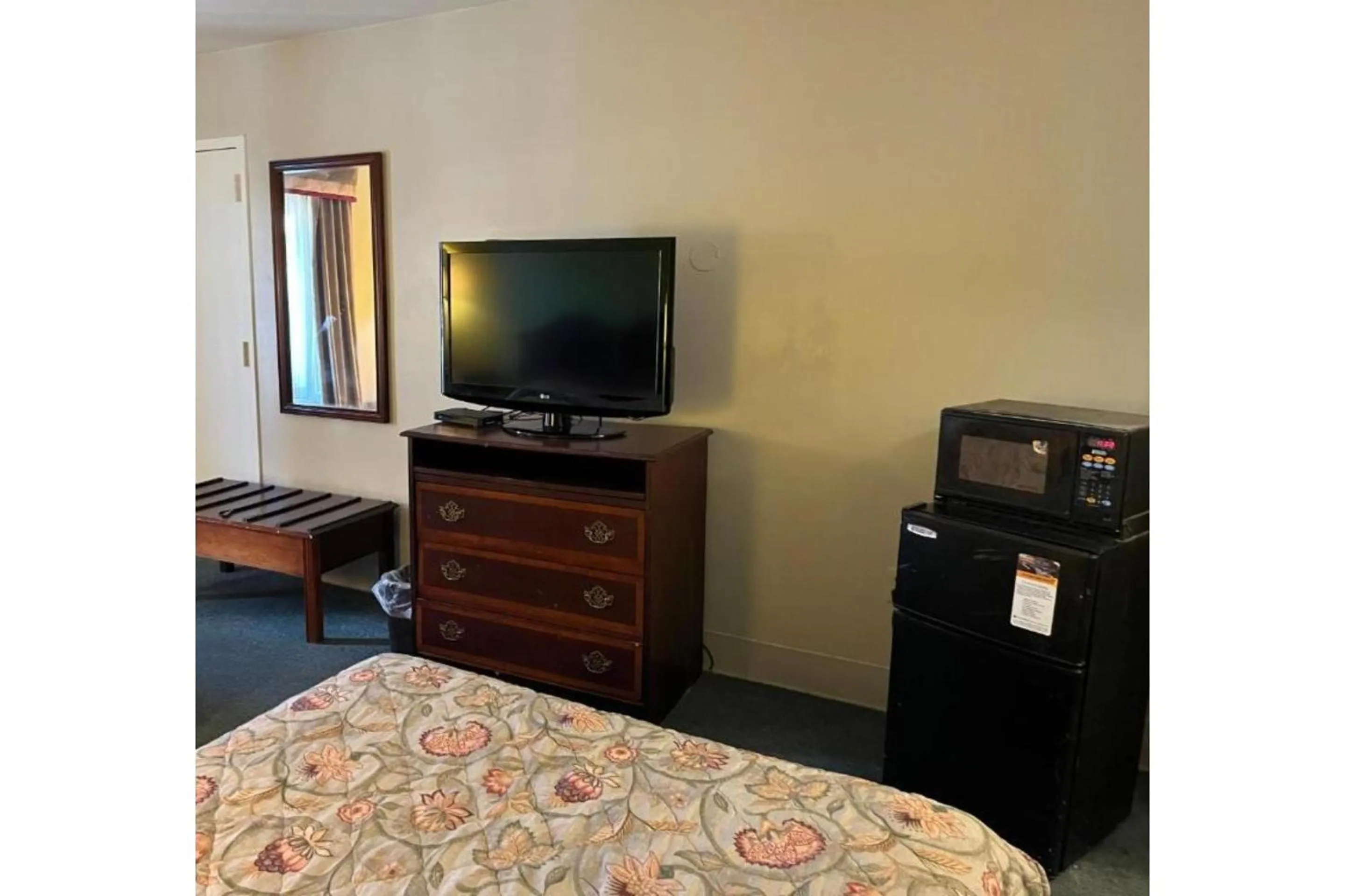 Bed in Motel 6 Bracey, VA I 85