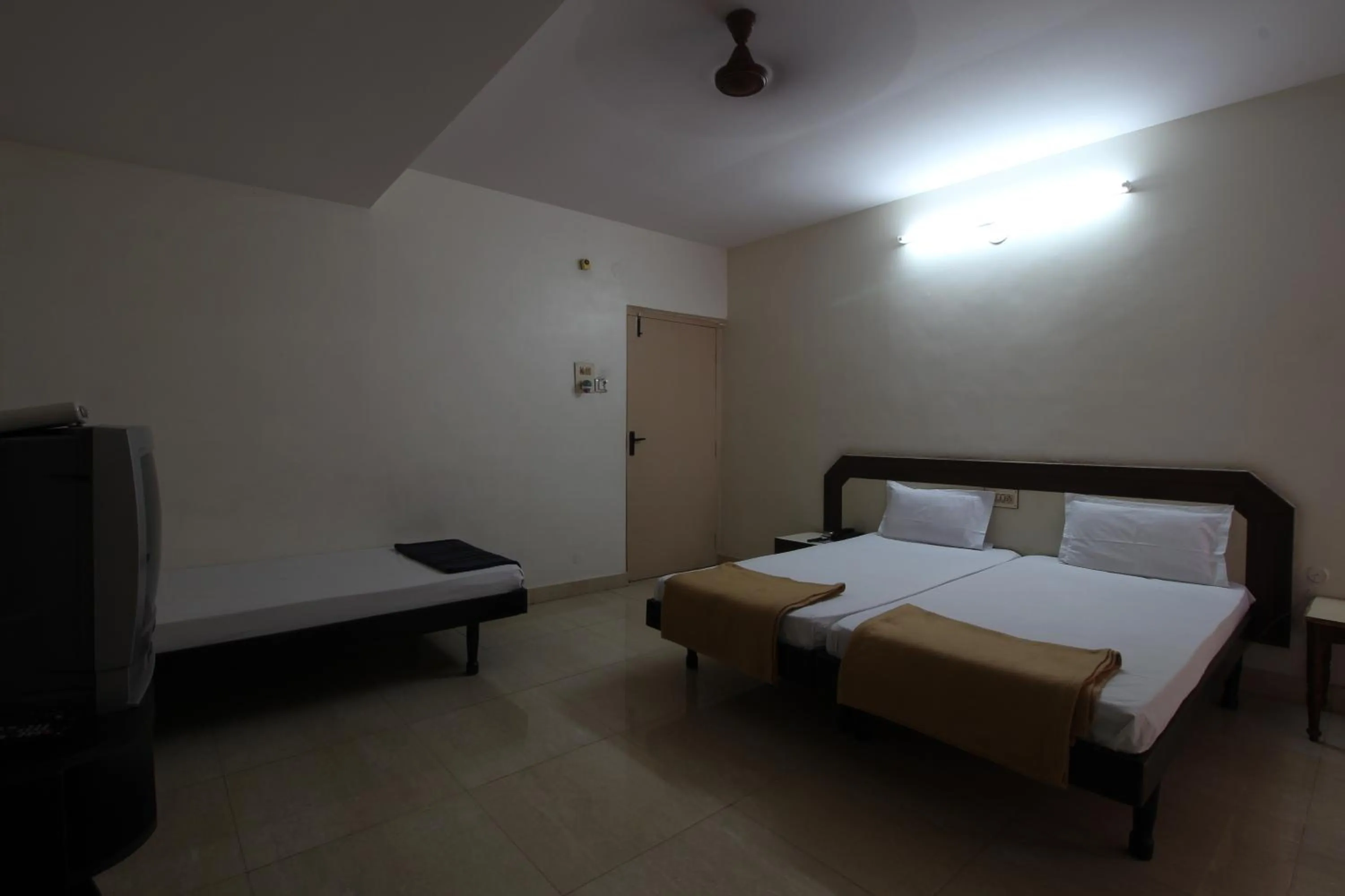 Property building, Bed in Hotel Maya Deluxe