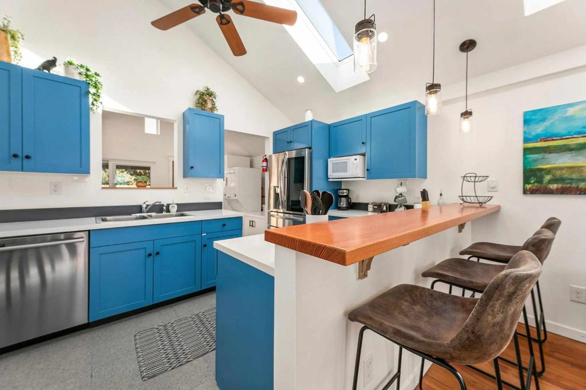 Vibrant Downtown Bungalow - Walk Everywhere!