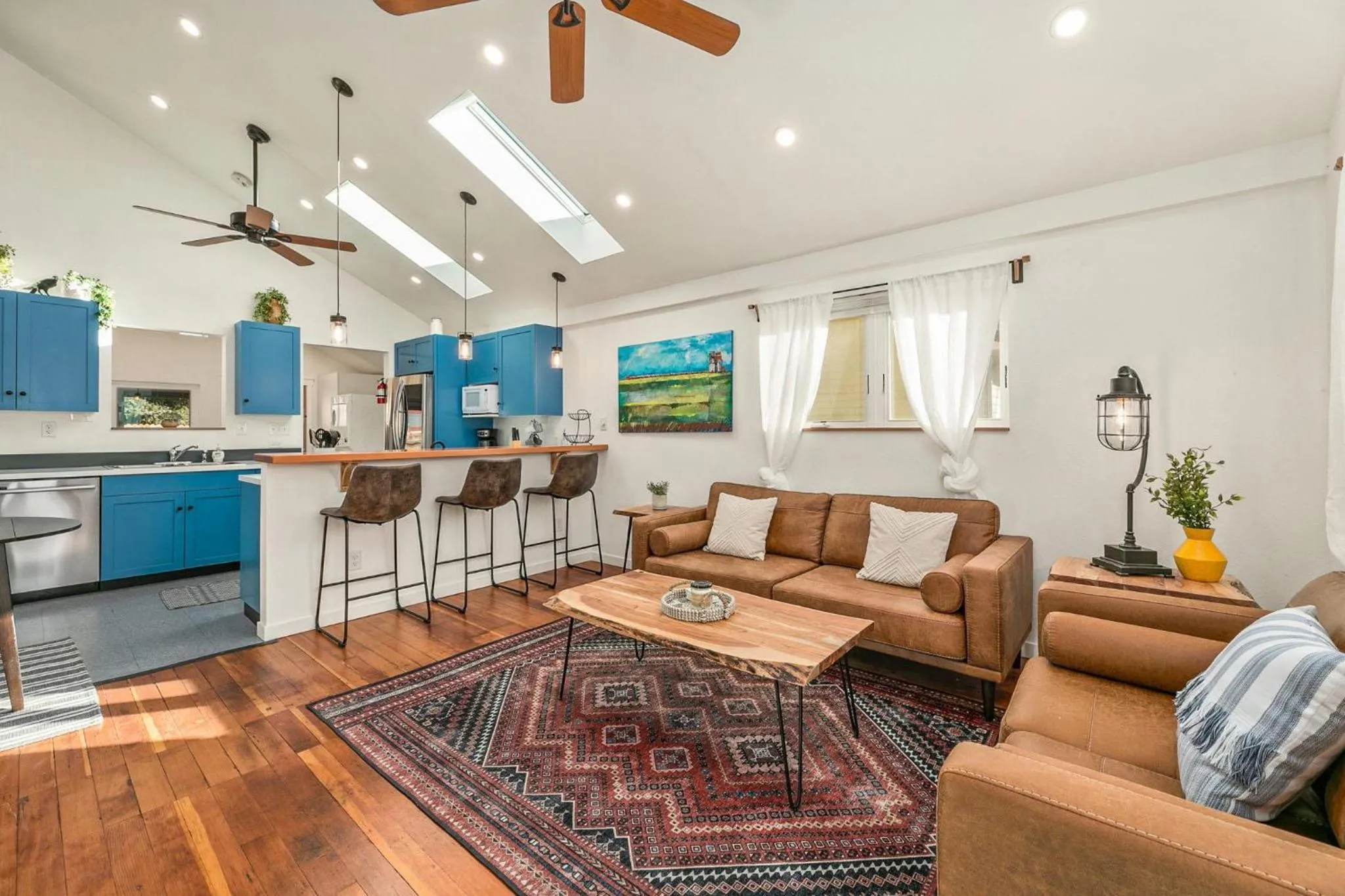 Vibrant Downtown Bungalow - Walk Everywhere!
