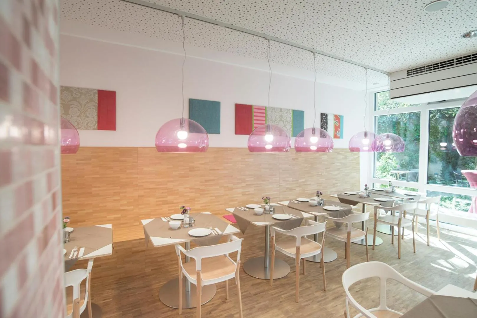 Restaurant/places to eat in fab Hotel