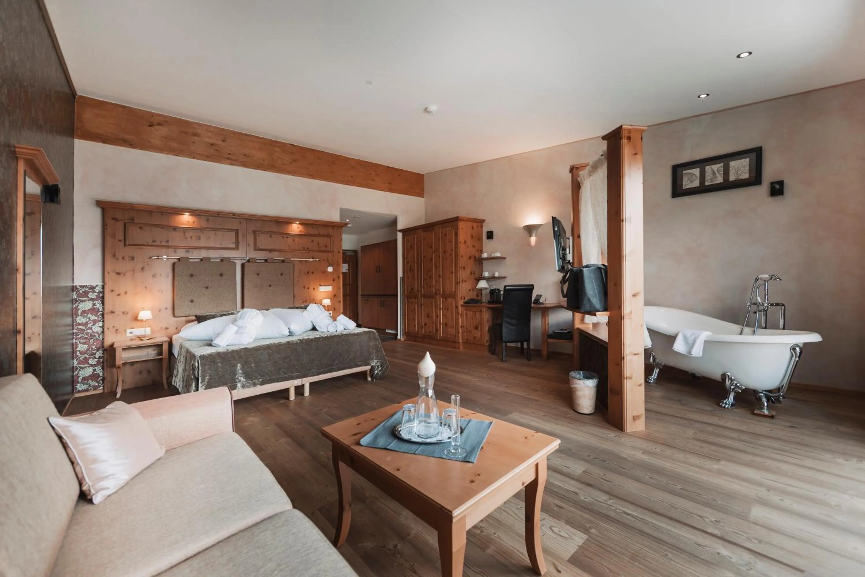 Photo of the whole room, Bed in Wellness Aparthotel Panorama Alpin - Ferienwohnungen Jerzens im Pitztal