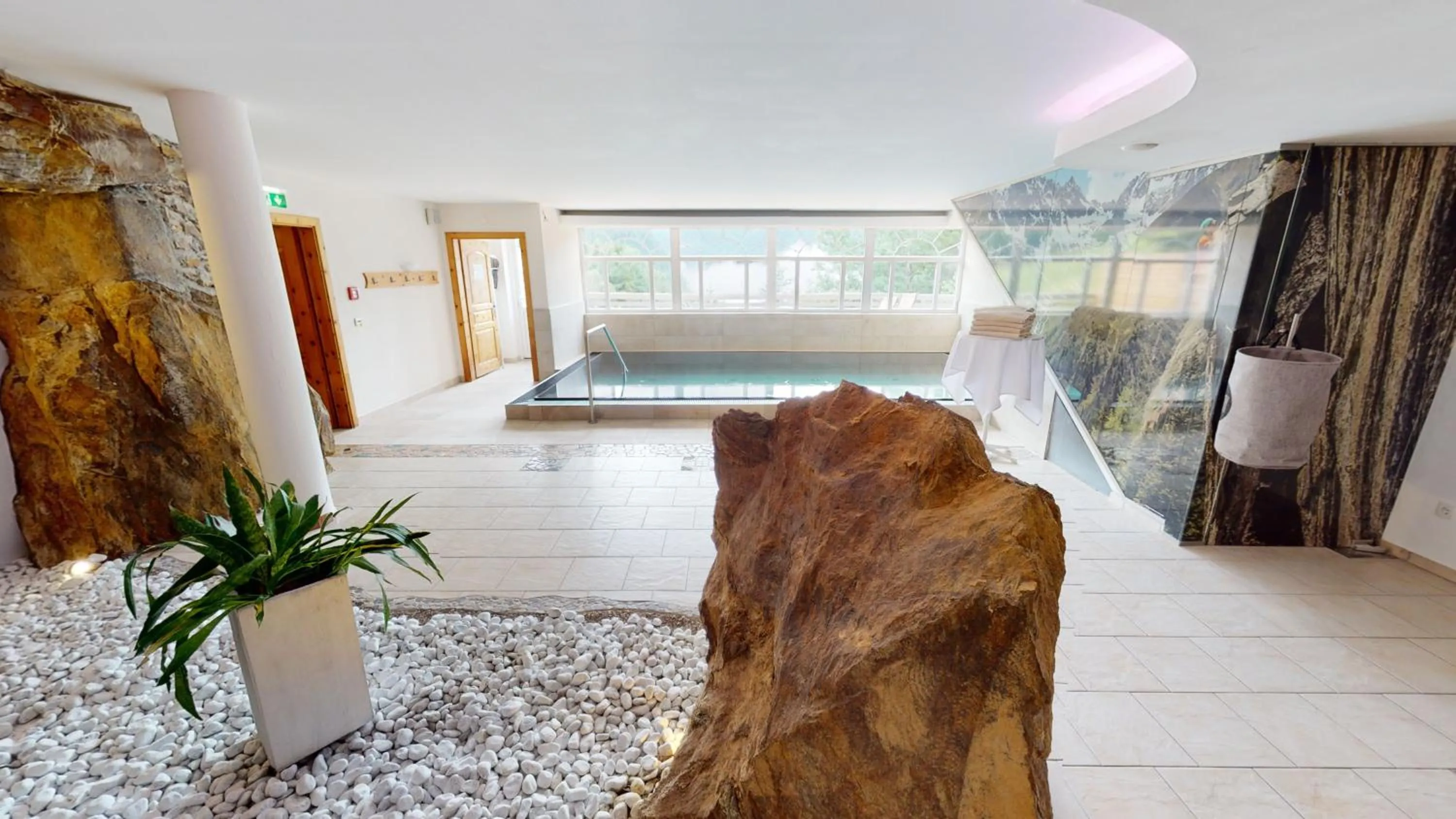 Swimming pool in Wellness Aparthotel Panorama Alpin - Ferienwohnungen Jerzens im Pitztal