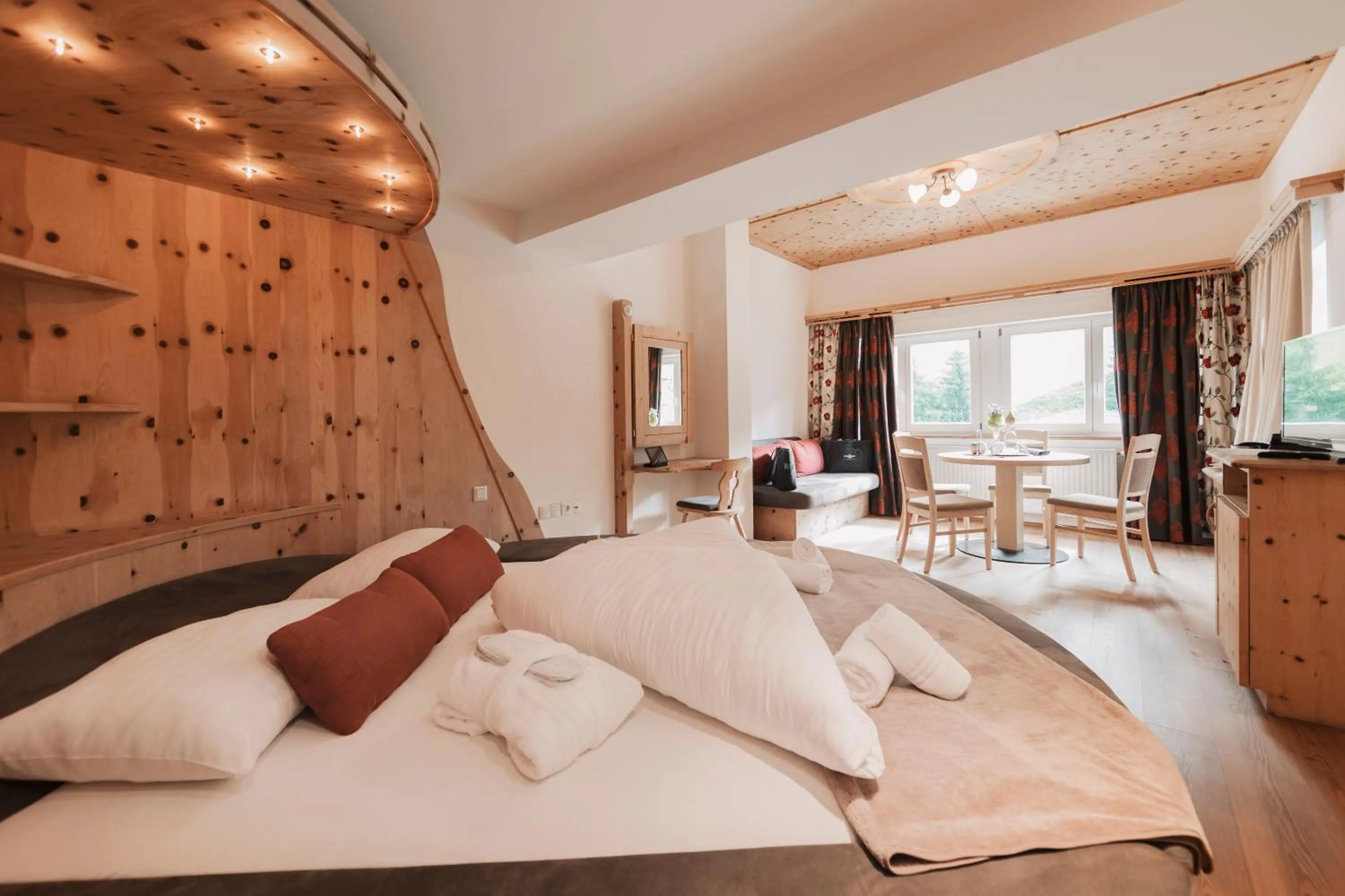 Dining area, Bed in Wellness Aparthotel Panorama Alpin - Ferienwohnungen Jerzens im Pitztal