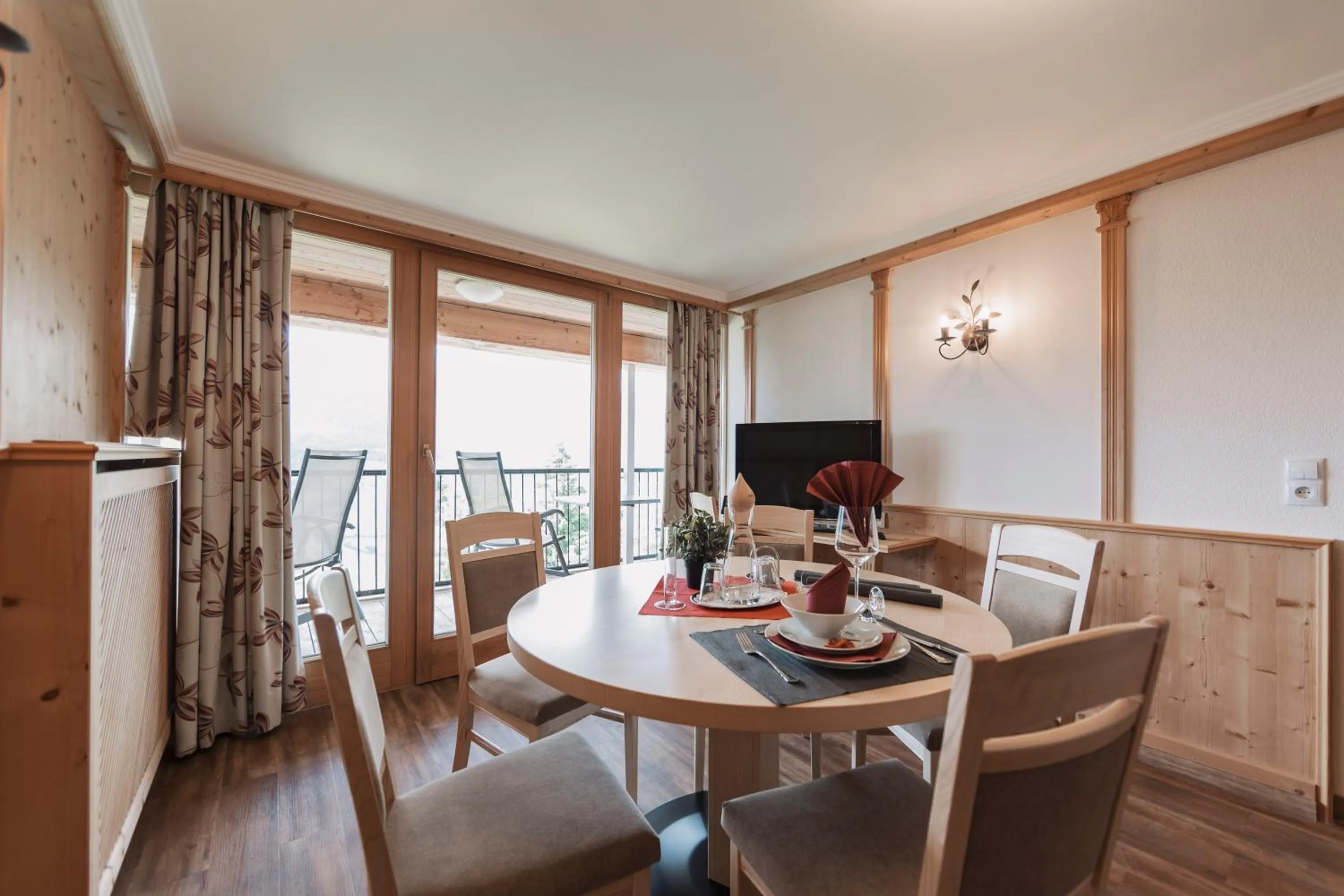 Dining area in Wellness Aparthotel Panorama Alpin - Ferienwohnungen Jerzens im Pitztal