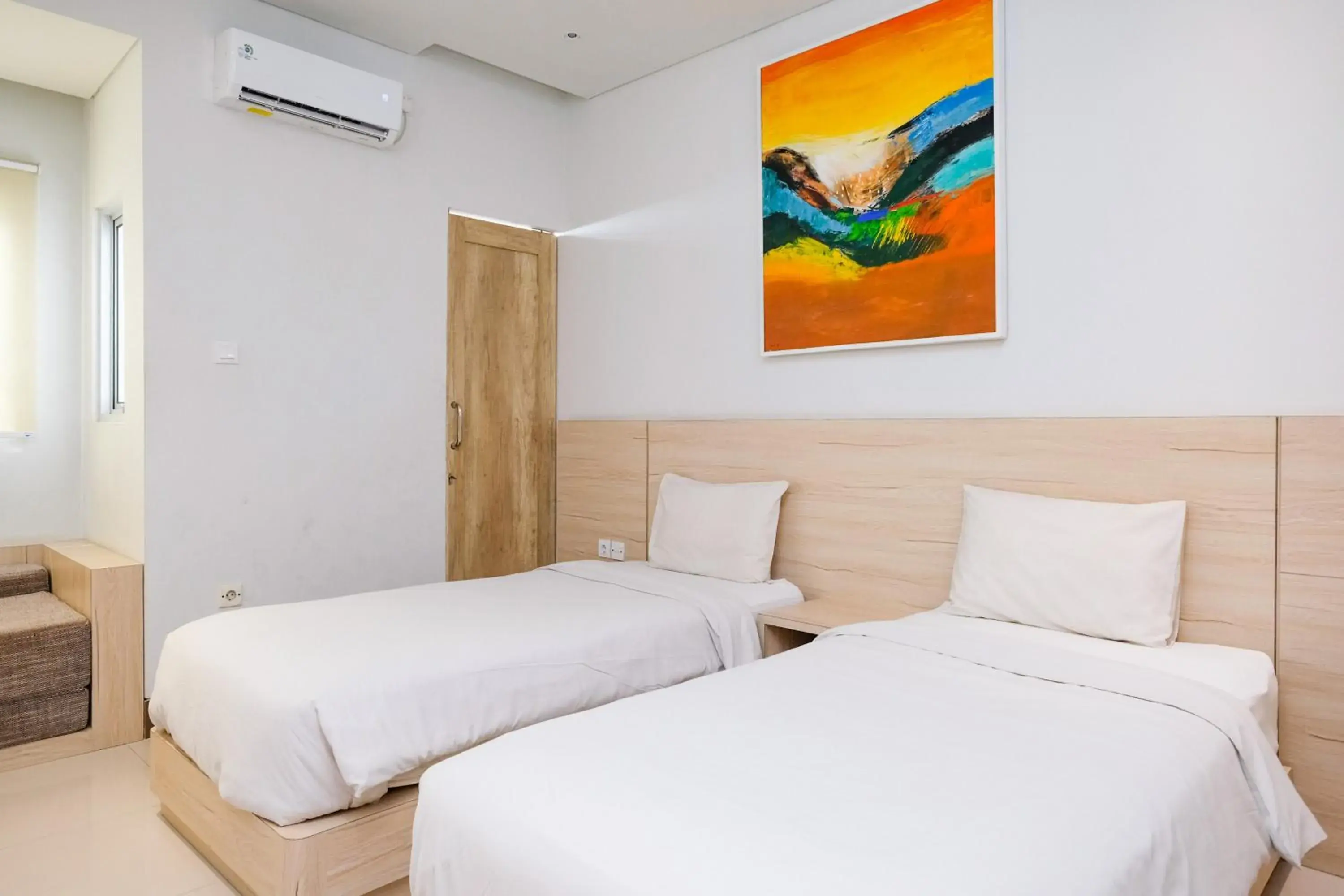 Deluxe Twin Room in Lega Legi Town House Seminyak by The Lavana Deluxe Twin Room in Lega Legi Town House Seminyak by The Lavana