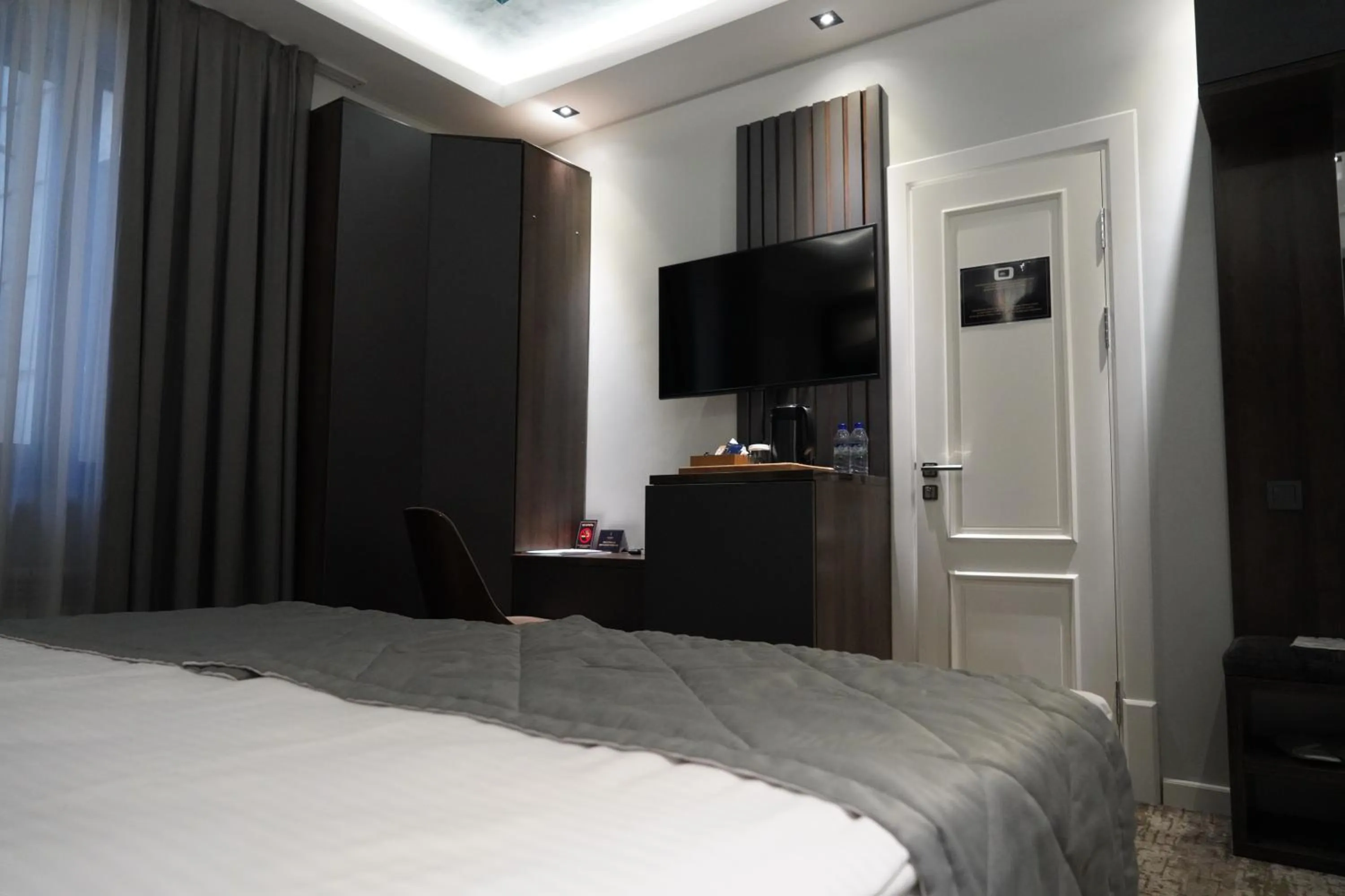 TV and multimedia, Bed in Roadside by Khorrot