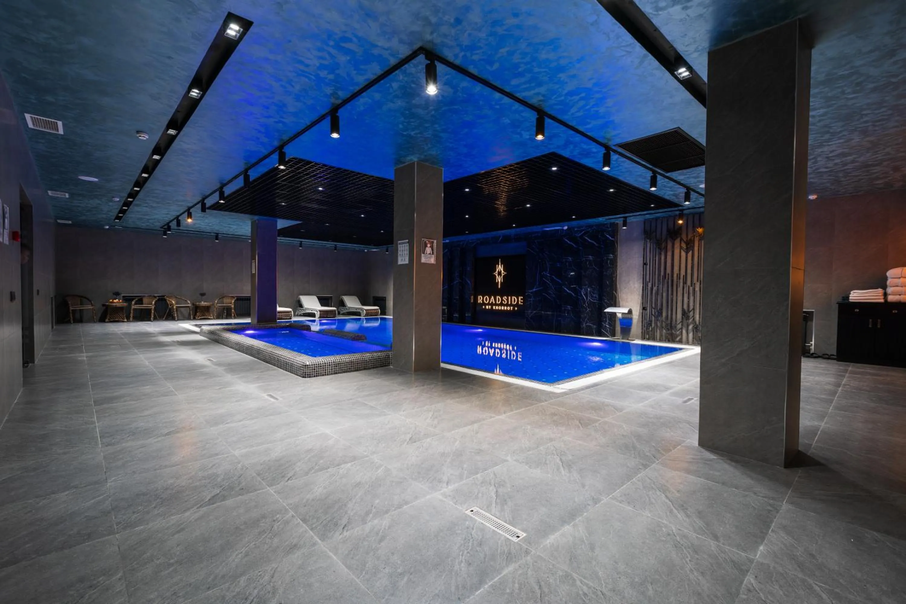 Swimming pool in Roadside by Khorrot