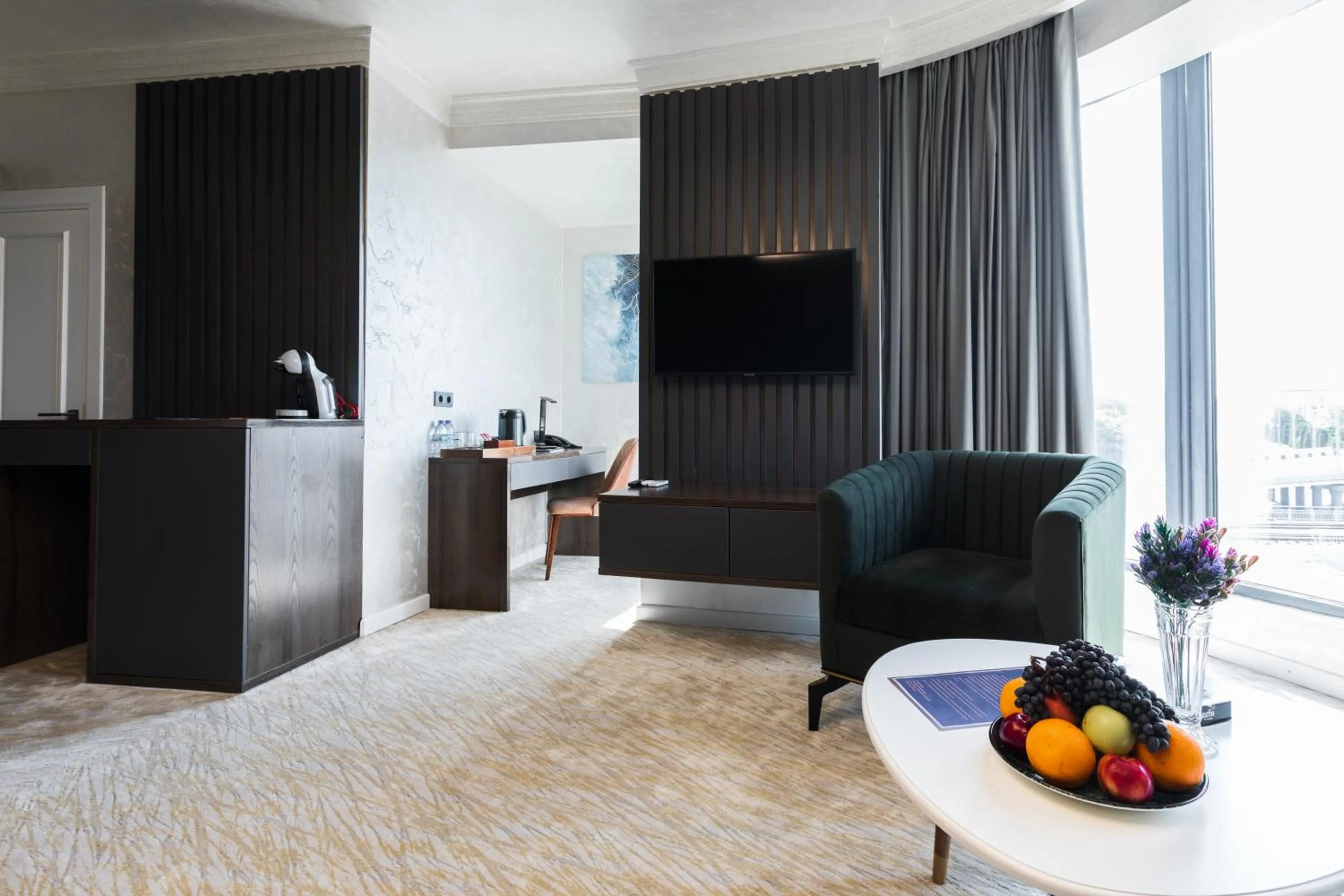 TV and multimedia in Roadside by Khorrot