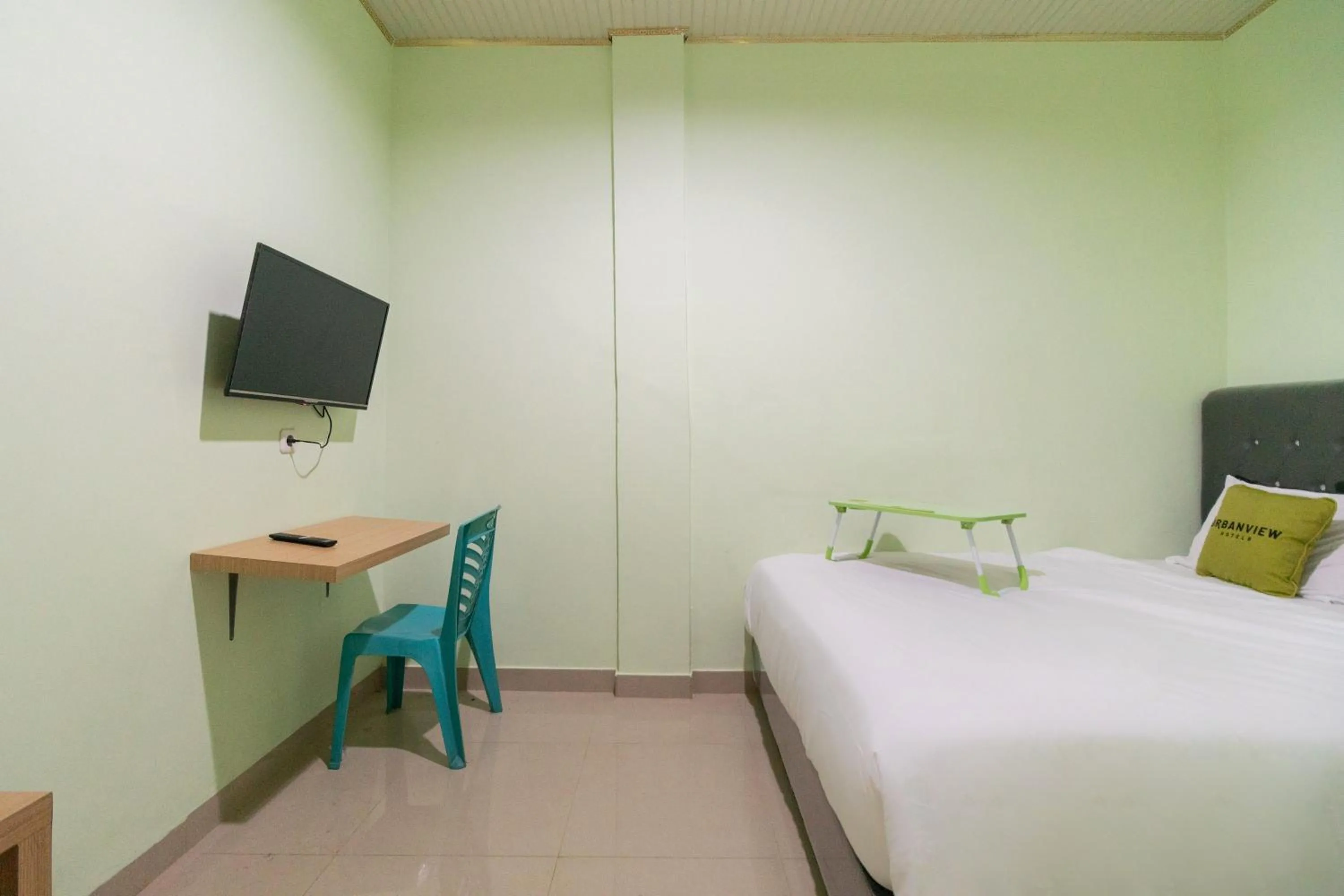 Photo of the whole room, Bed in Urbanview Hotel Lumendiva 2 Palembang by RedDoorz