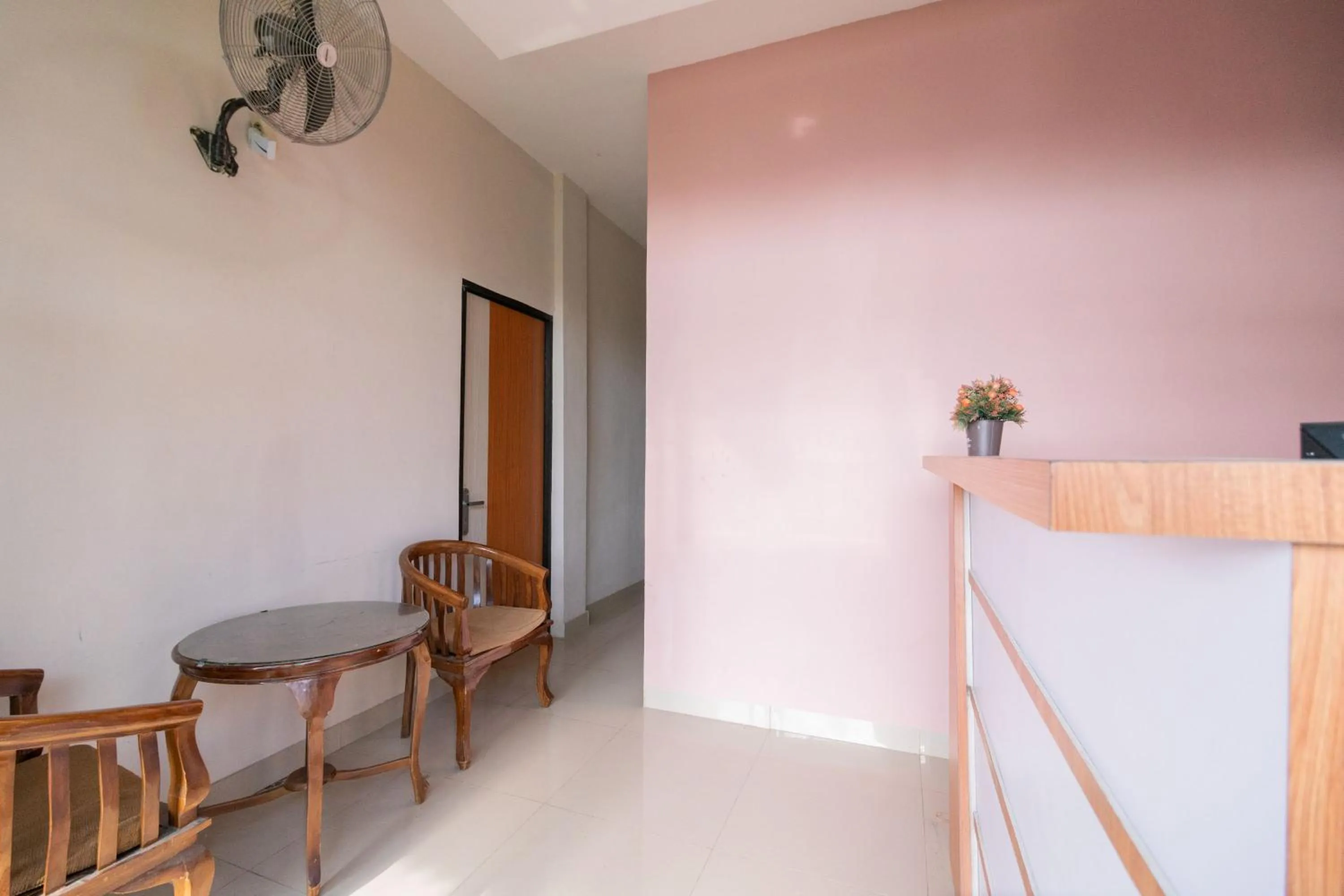 Lobby or reception in Urbanview Hotel Lumendiva 2 Palembang by RedDoorz