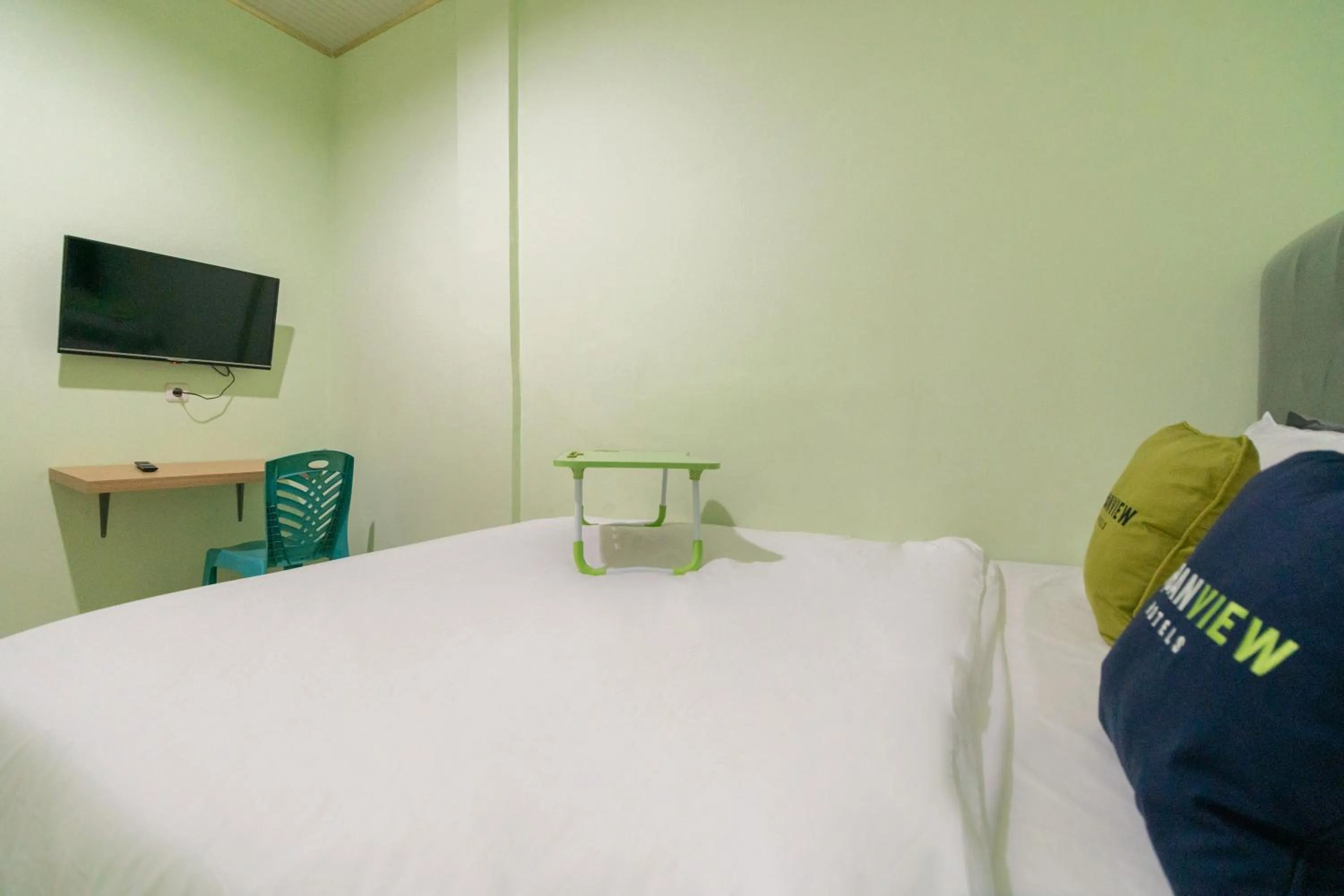 Photo of the whole room, Bed in Urbanview Hotel Lumendiva 2 Palembang by RedDoorz