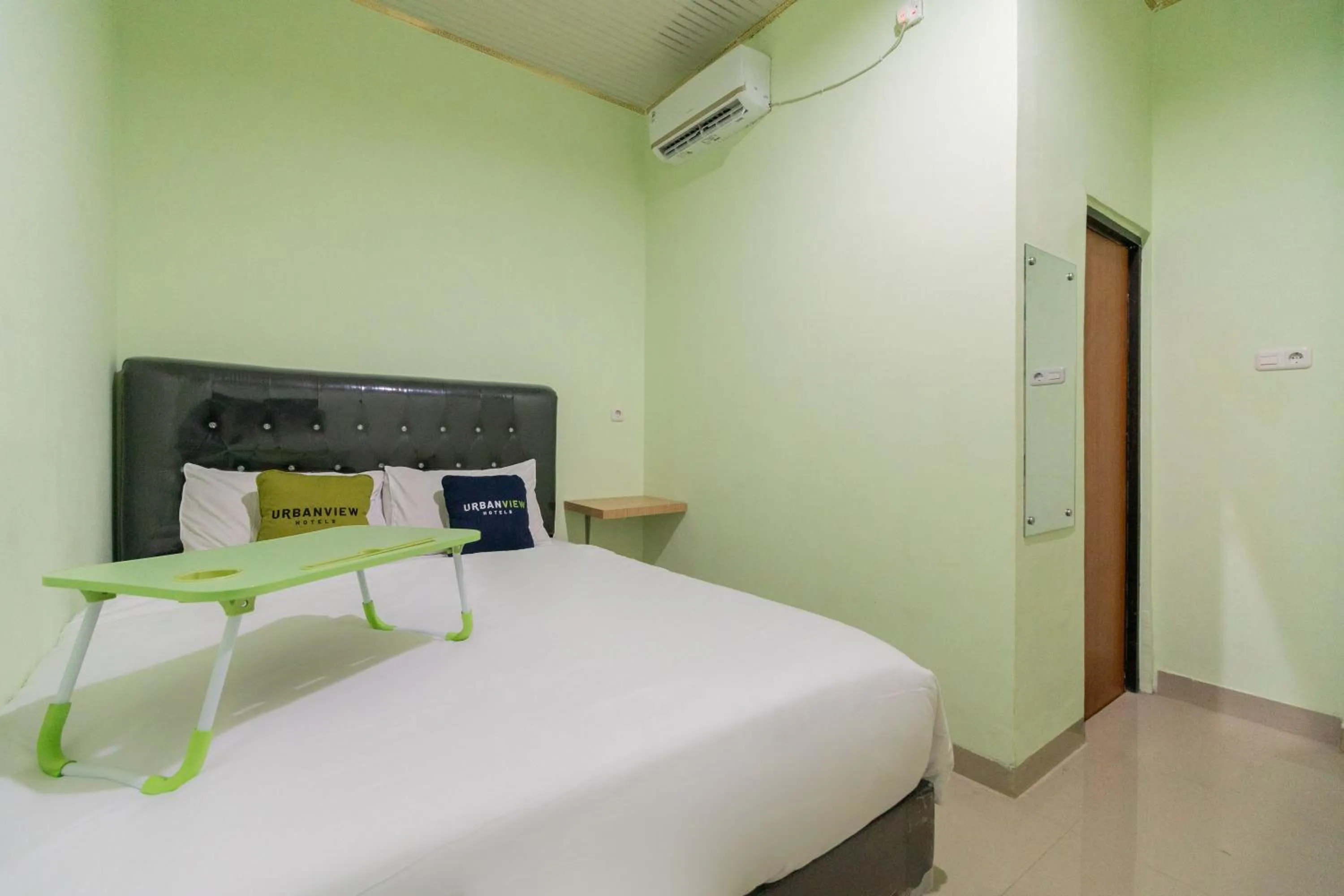 Photo of the whole room, Bed in Urbanview Hotel Lumendiva 2 Palembang by RedDoorz