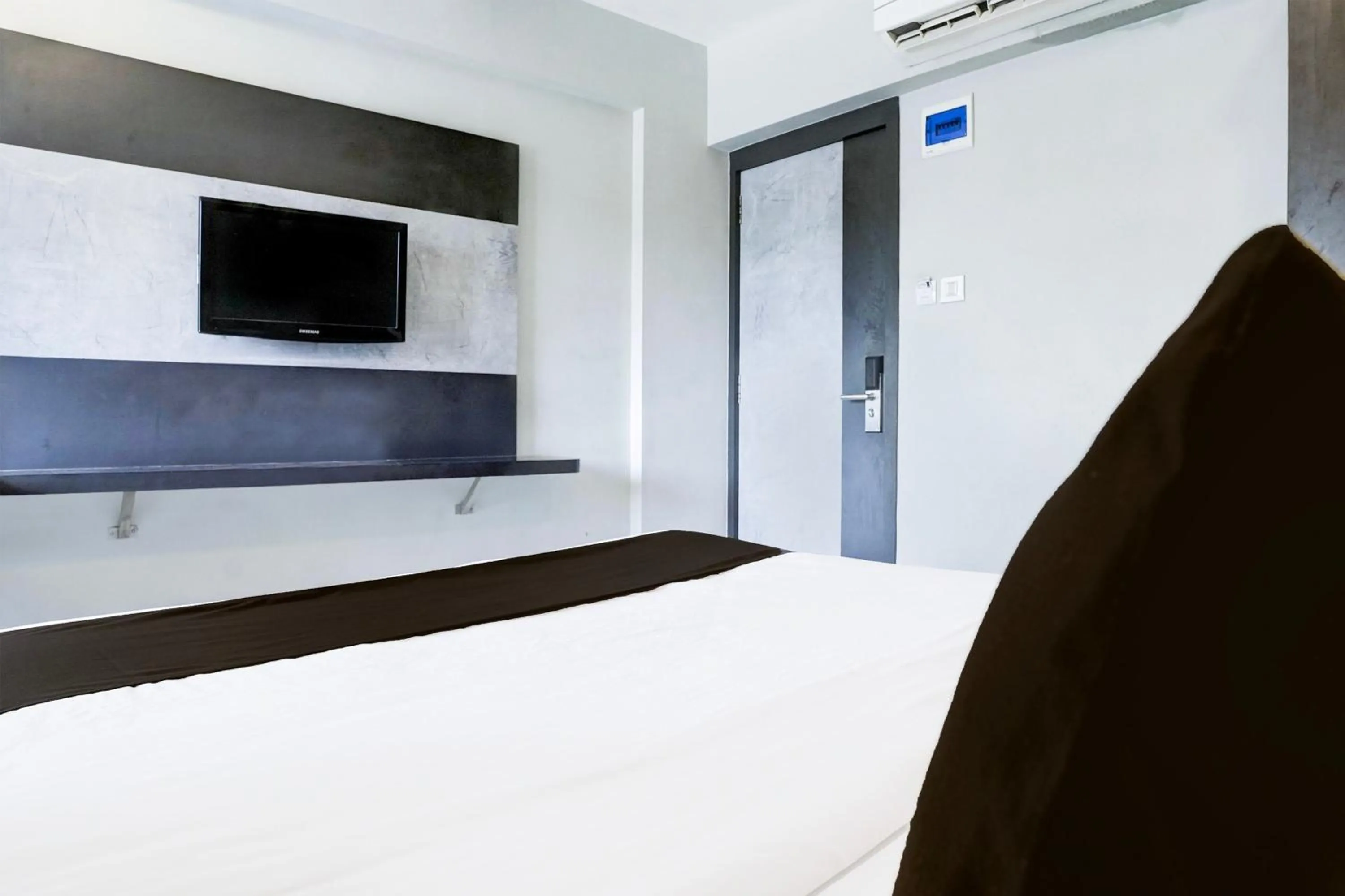 Bedroom, Bed in Super Townhouse Oak Vashi