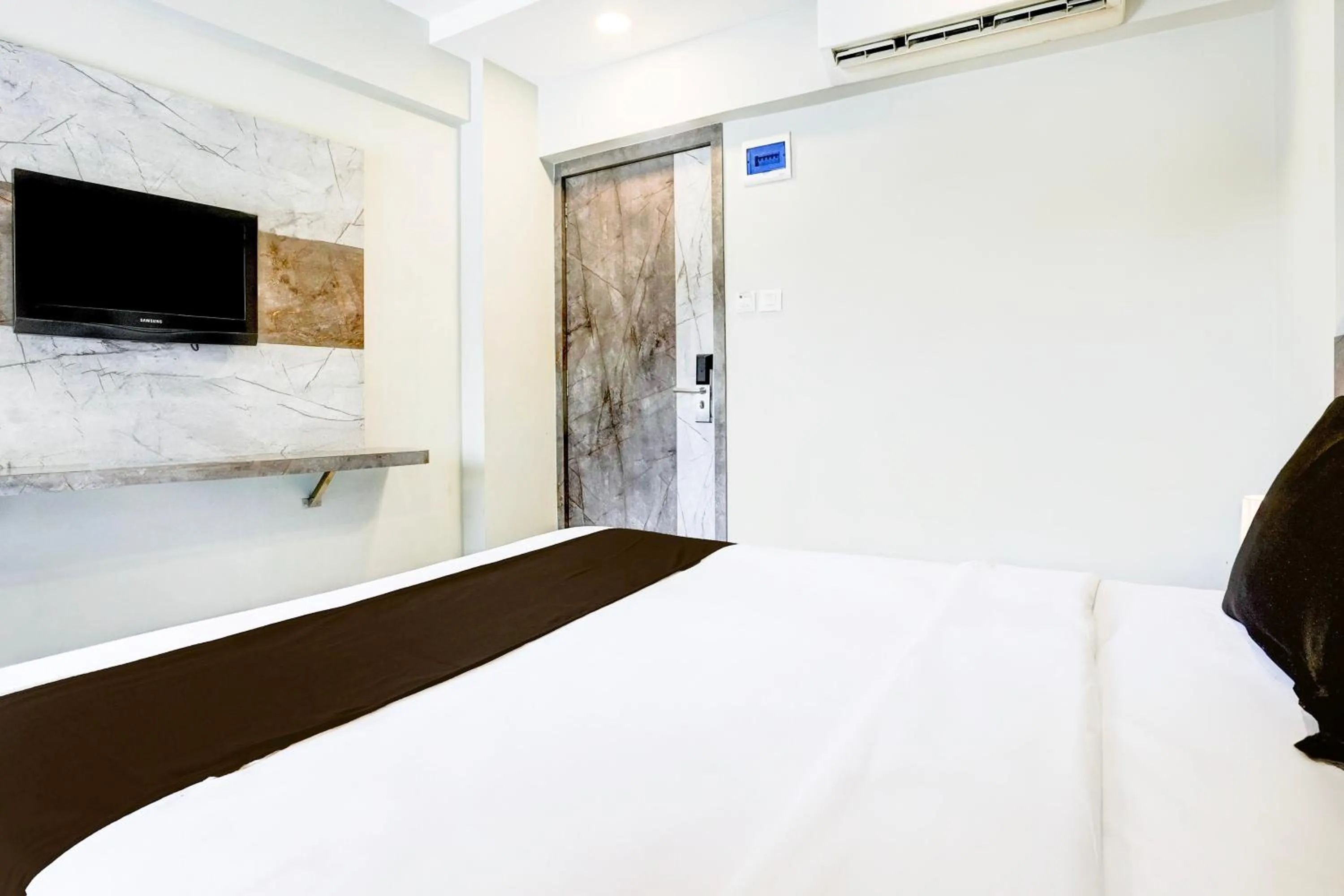 Bedroom, Bed in Super Townhouse Oak Vashi