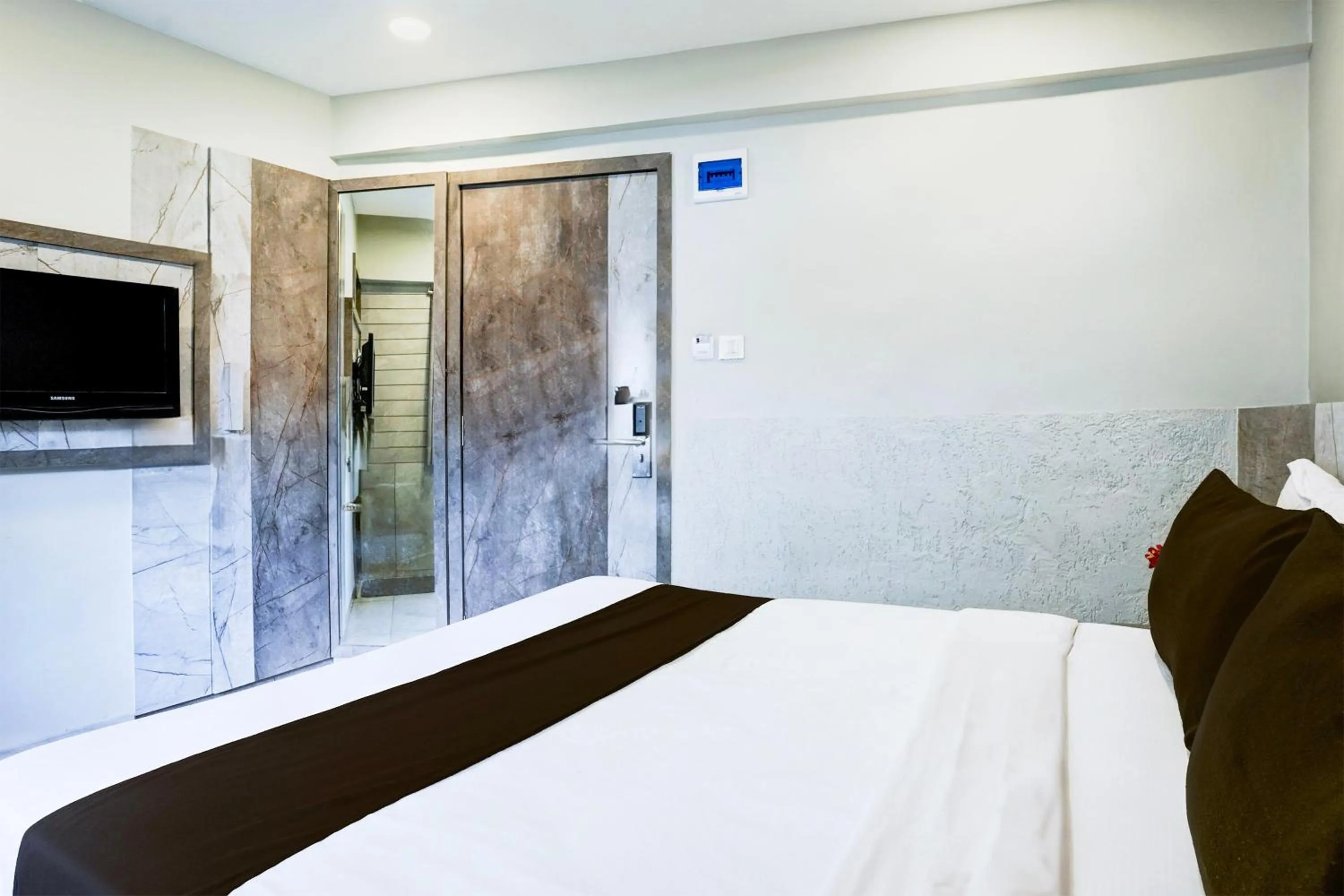 Bedroom, Bed in Super Townhouse Oak Vashi