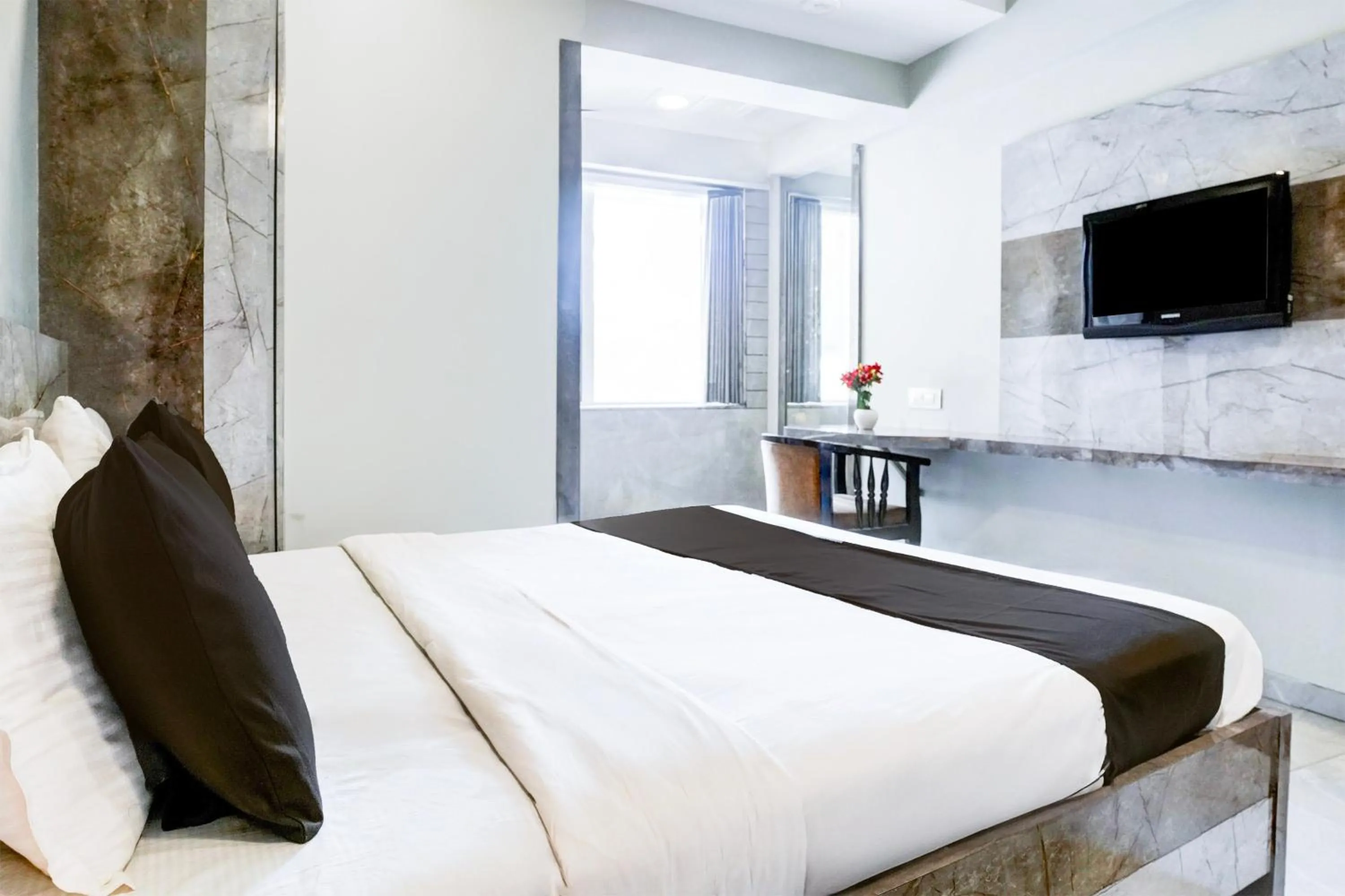 Bedroom, Bed in Super Townhouse Oak Vashi