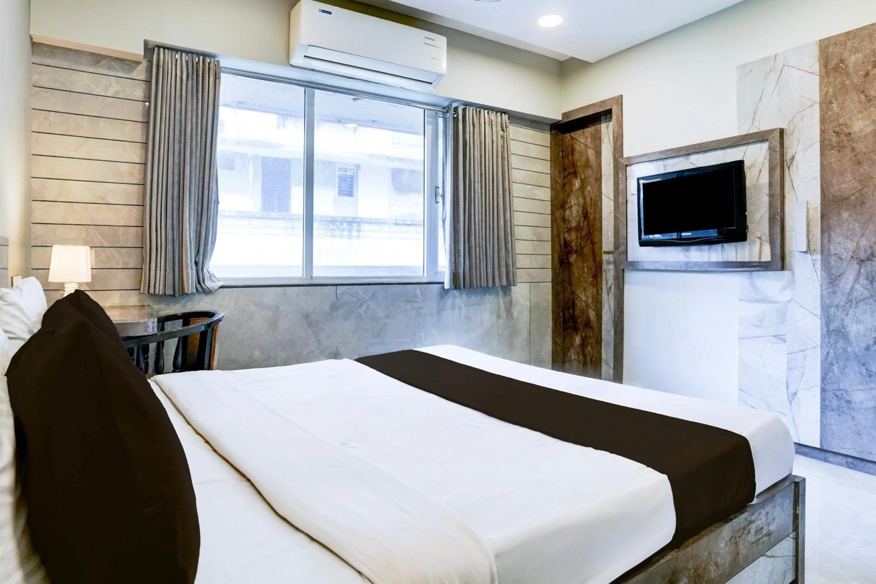 Bedroom, Bed in Super Townhouse Oak Vashi