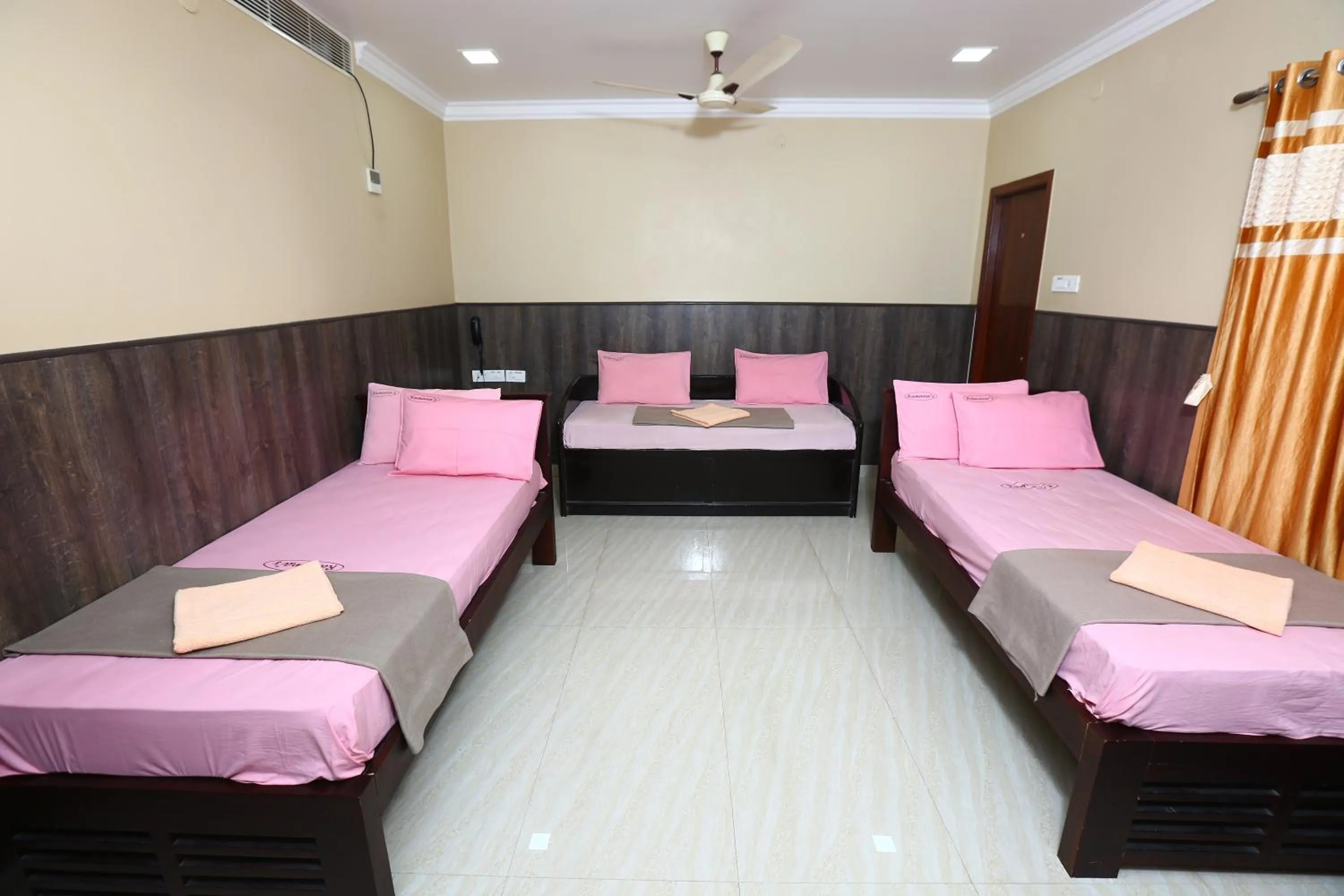 Bed in Ramana's Home Stay-Near Railway Station and Bus Stand