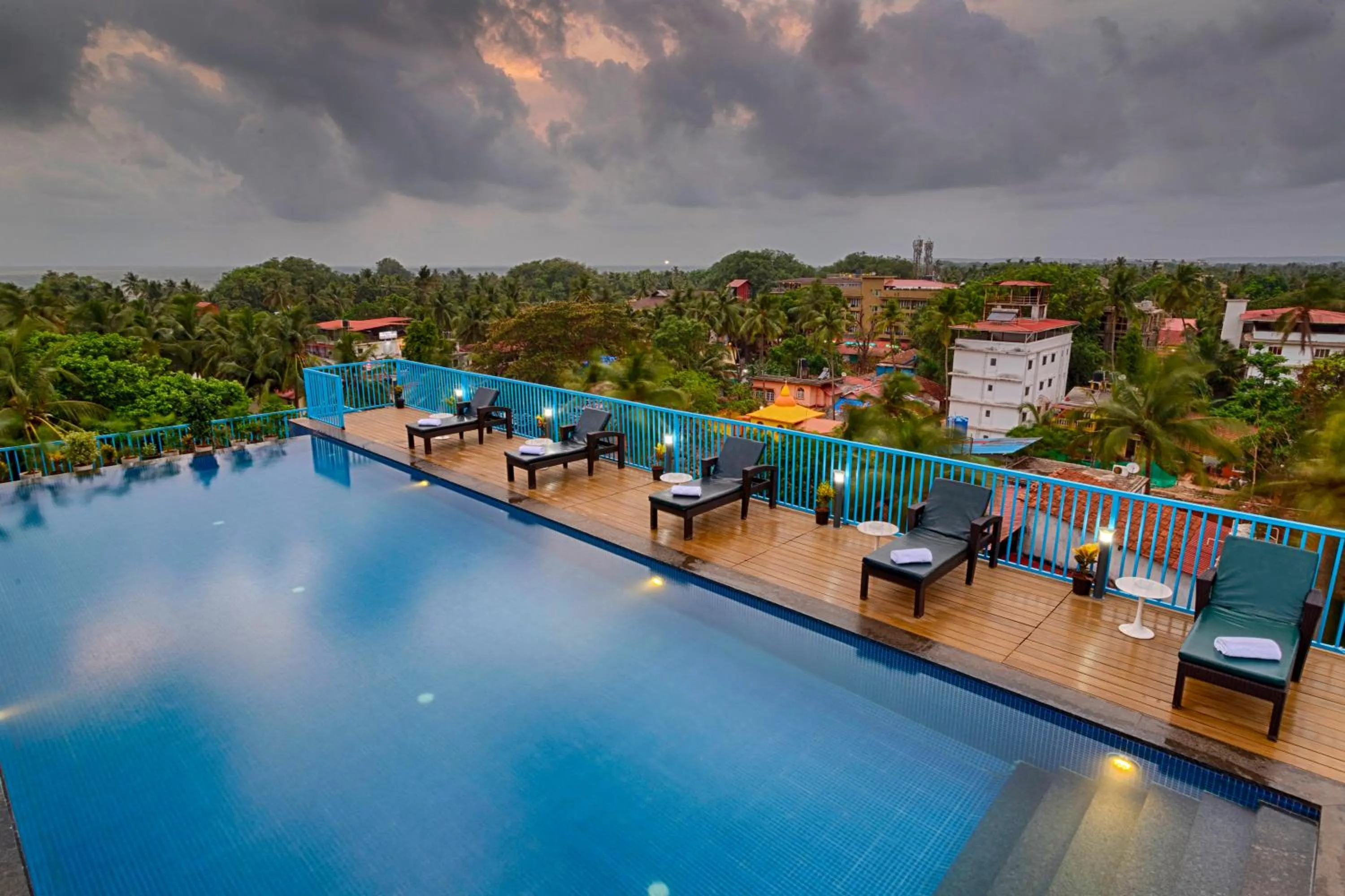 Swimming pool in De Mandarin Hotel Goa