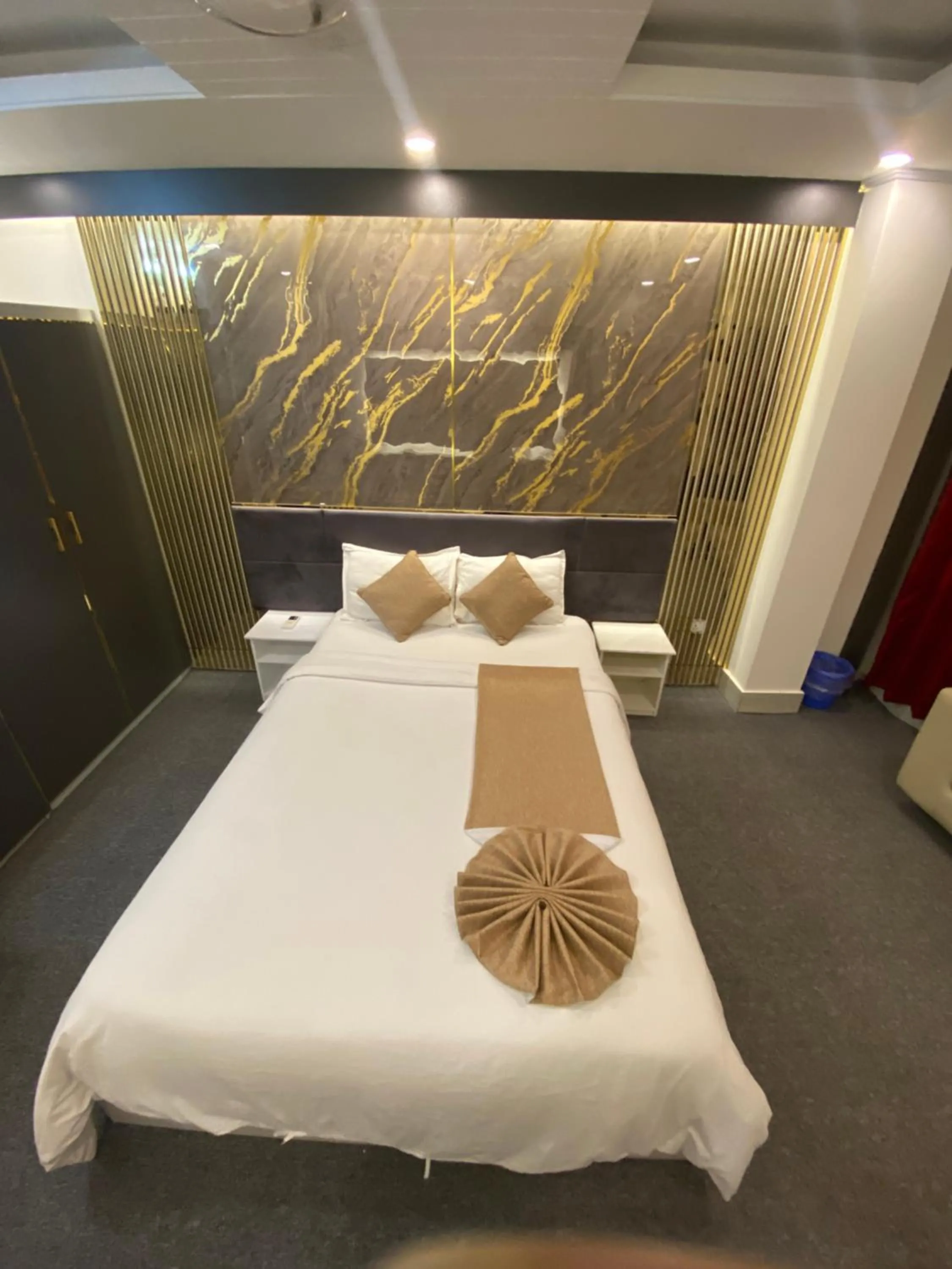 Bed in The Grand Mafi Hotel & Spa