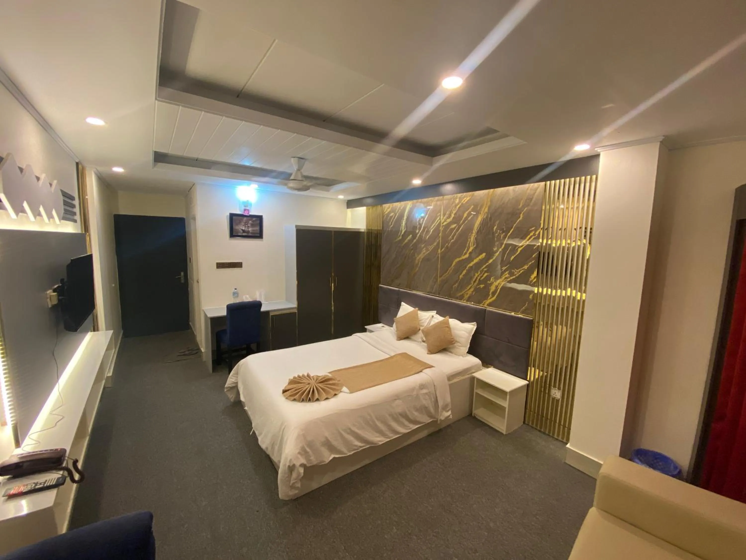 Bed in The Grand Mafi Hotel & Spa