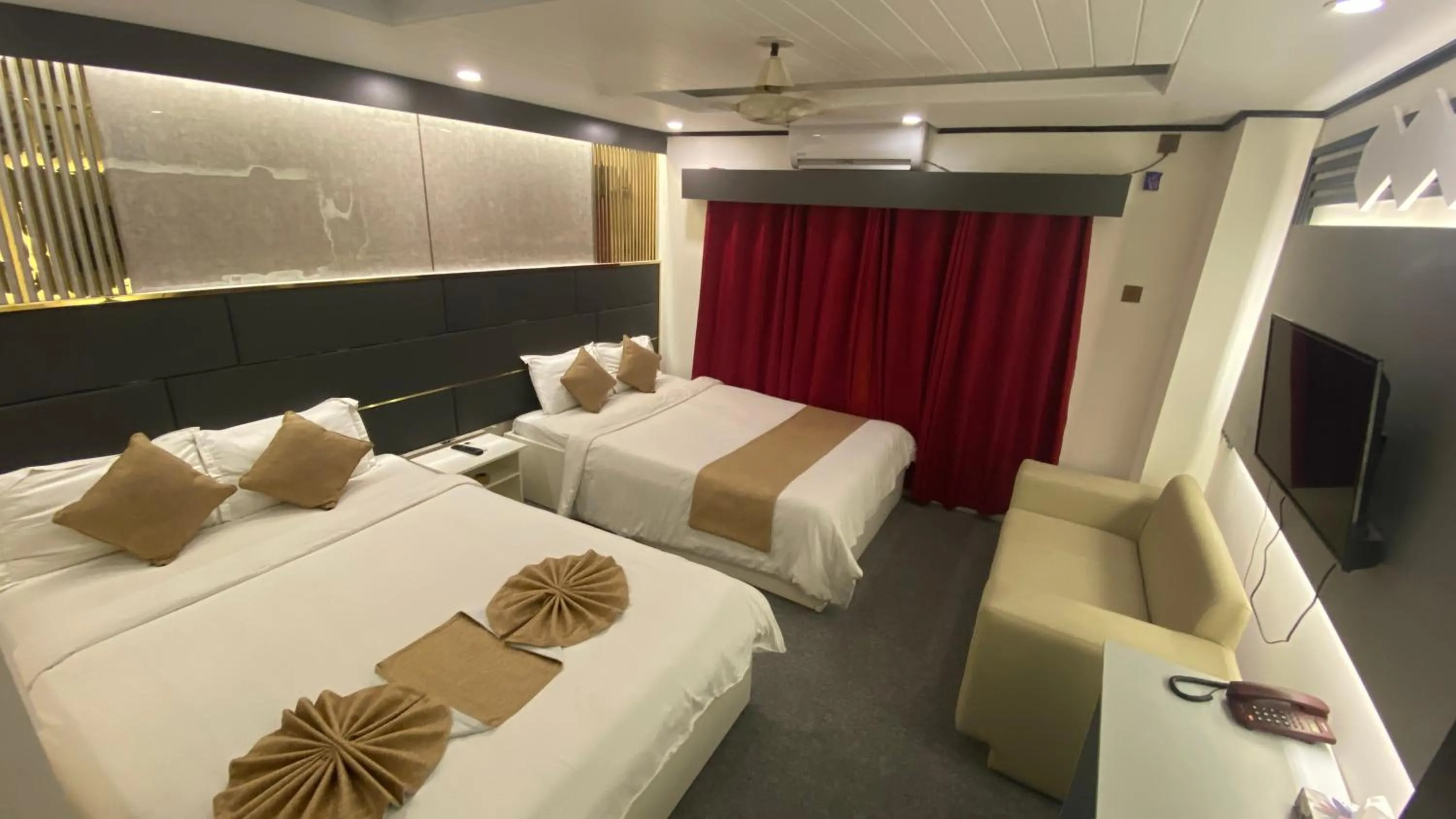 Bed in The Grand Mafi Hotel & Spa