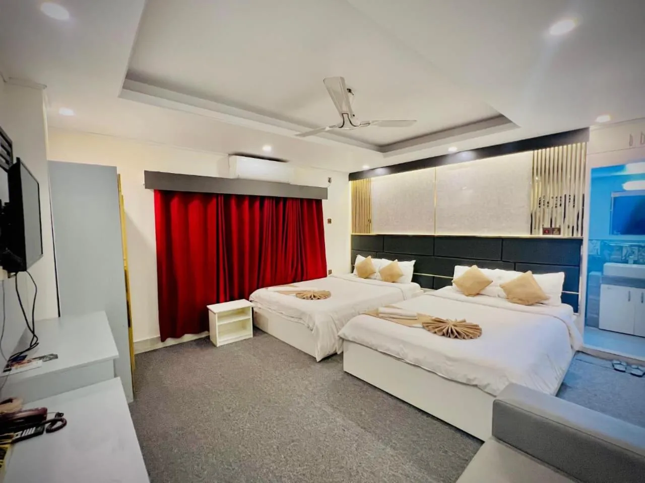 Bed in The Grand Mafi Hotel & Spa