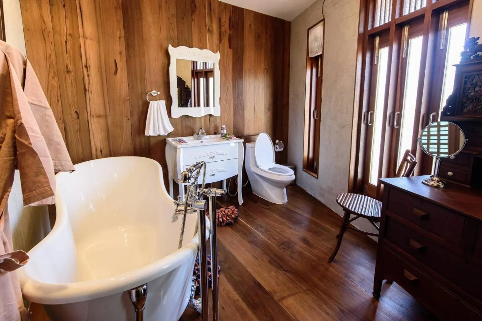 Bathroom, Bed in RoomQuest Rimrabeang at Amphawa