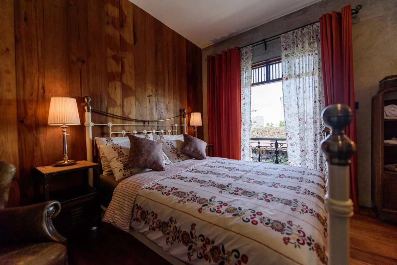 View (from property/room), Bed in RoomQuest Rimrabeang at Amphawa