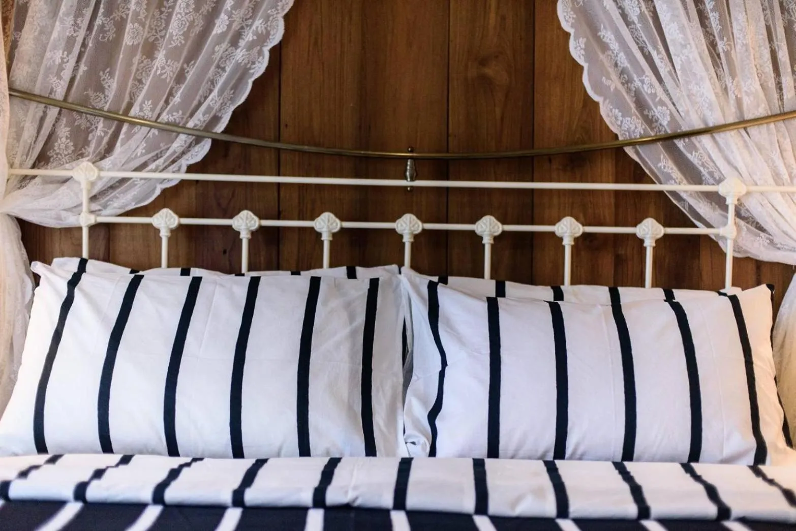 Bed in RoomQuest Rimrabeang at Amphawa