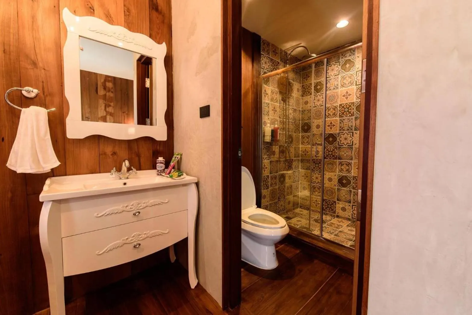 Bathroom in RoomQuest Rimrabeang at Amphawa