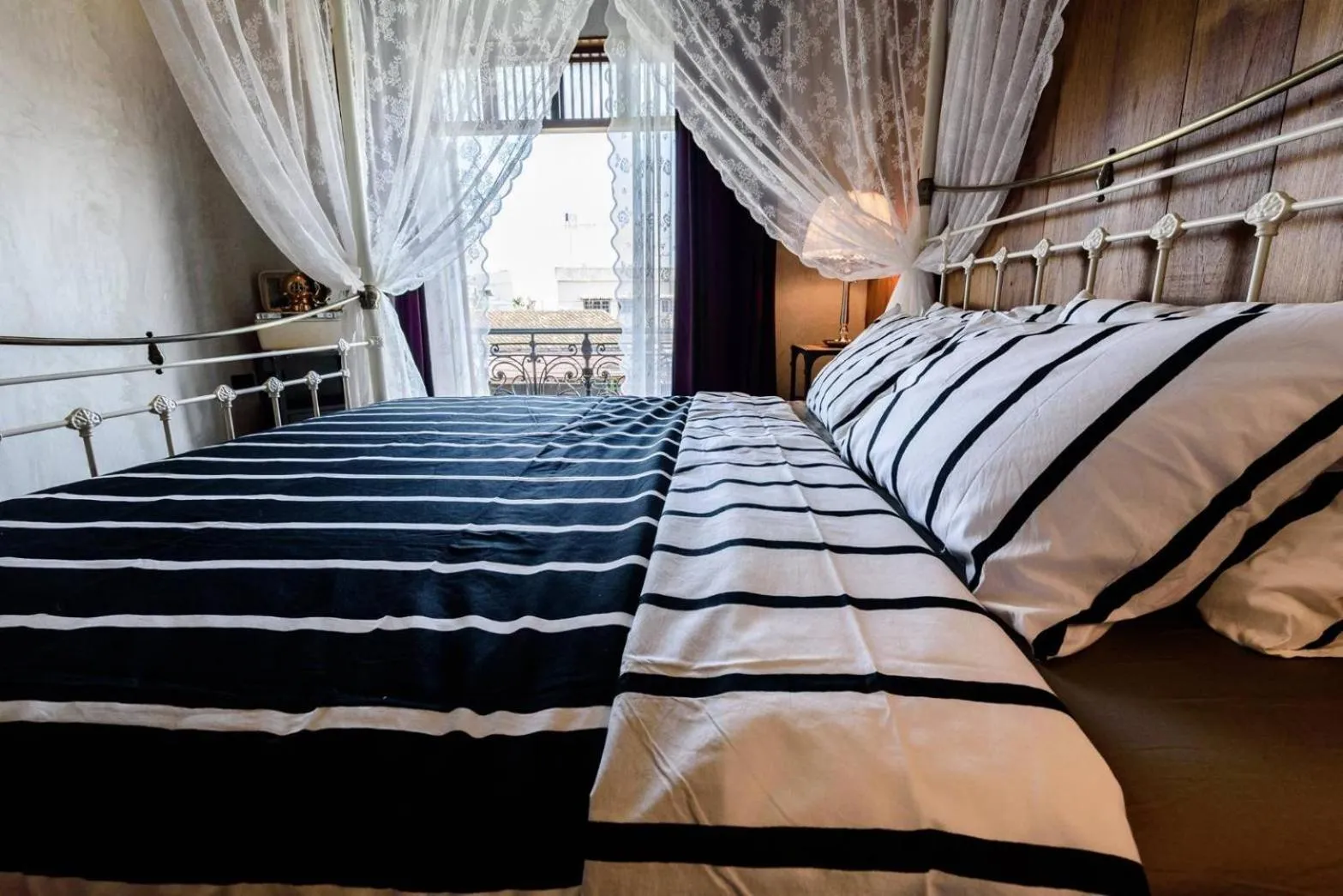 Bed in RoomQuest Rimrabeang at Amphawa