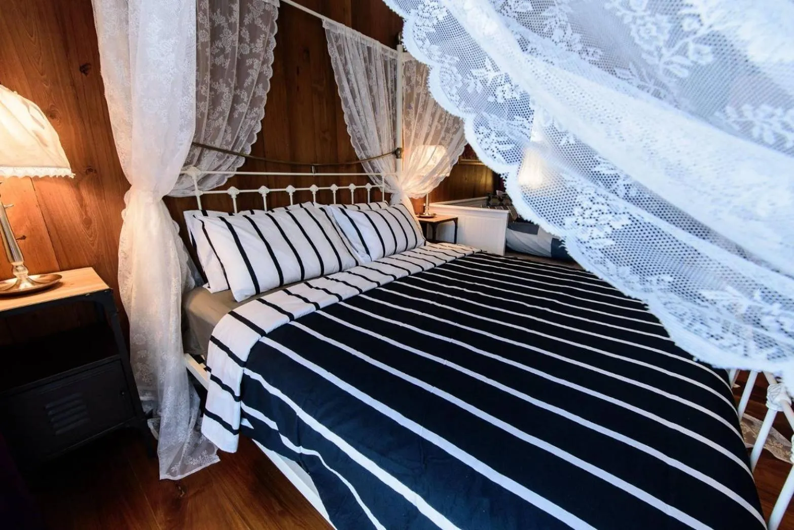 Bed in RoomQuest Rimrabeang at Amphawa