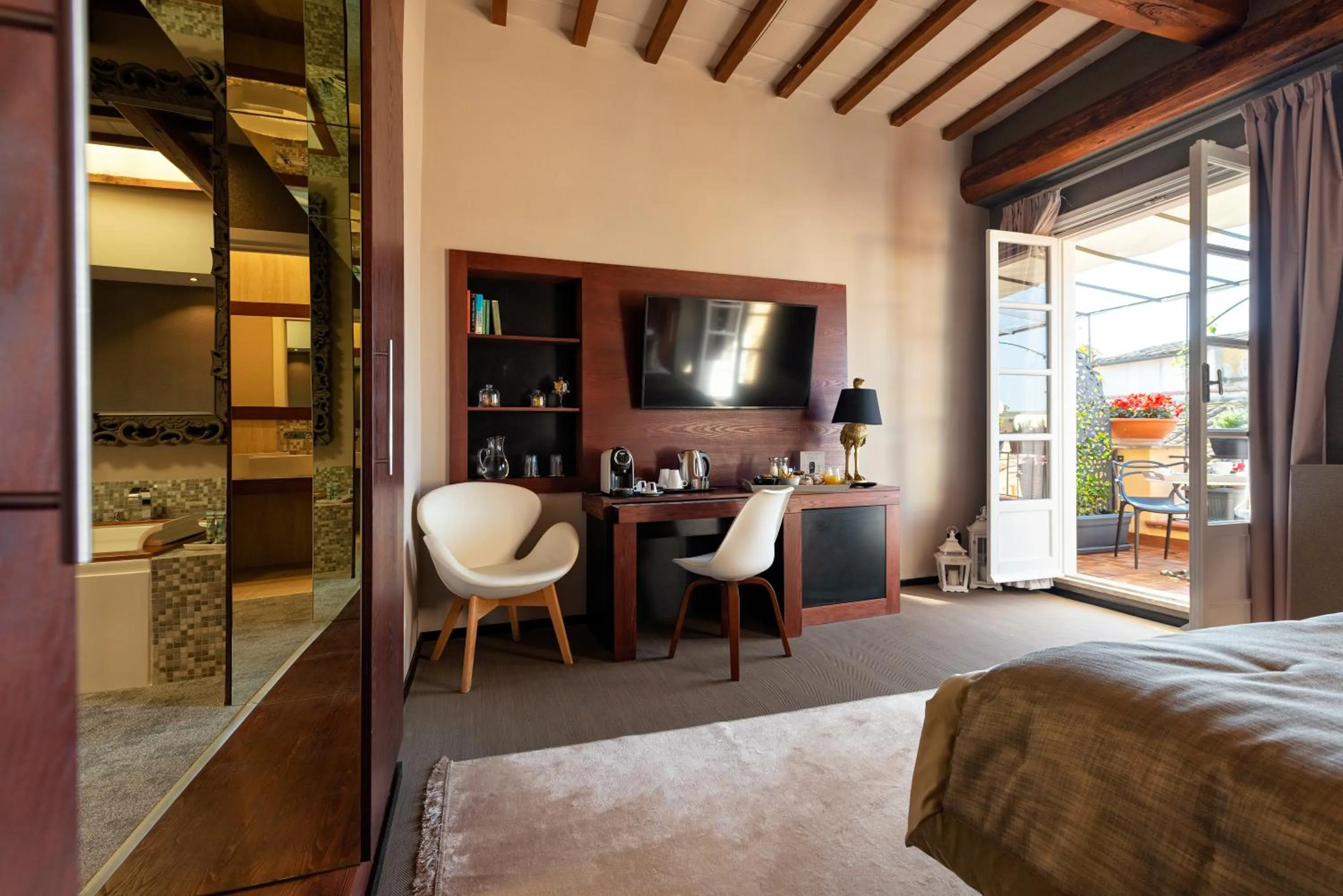 TV and multimedia, Bed in Ara di Marte Suites