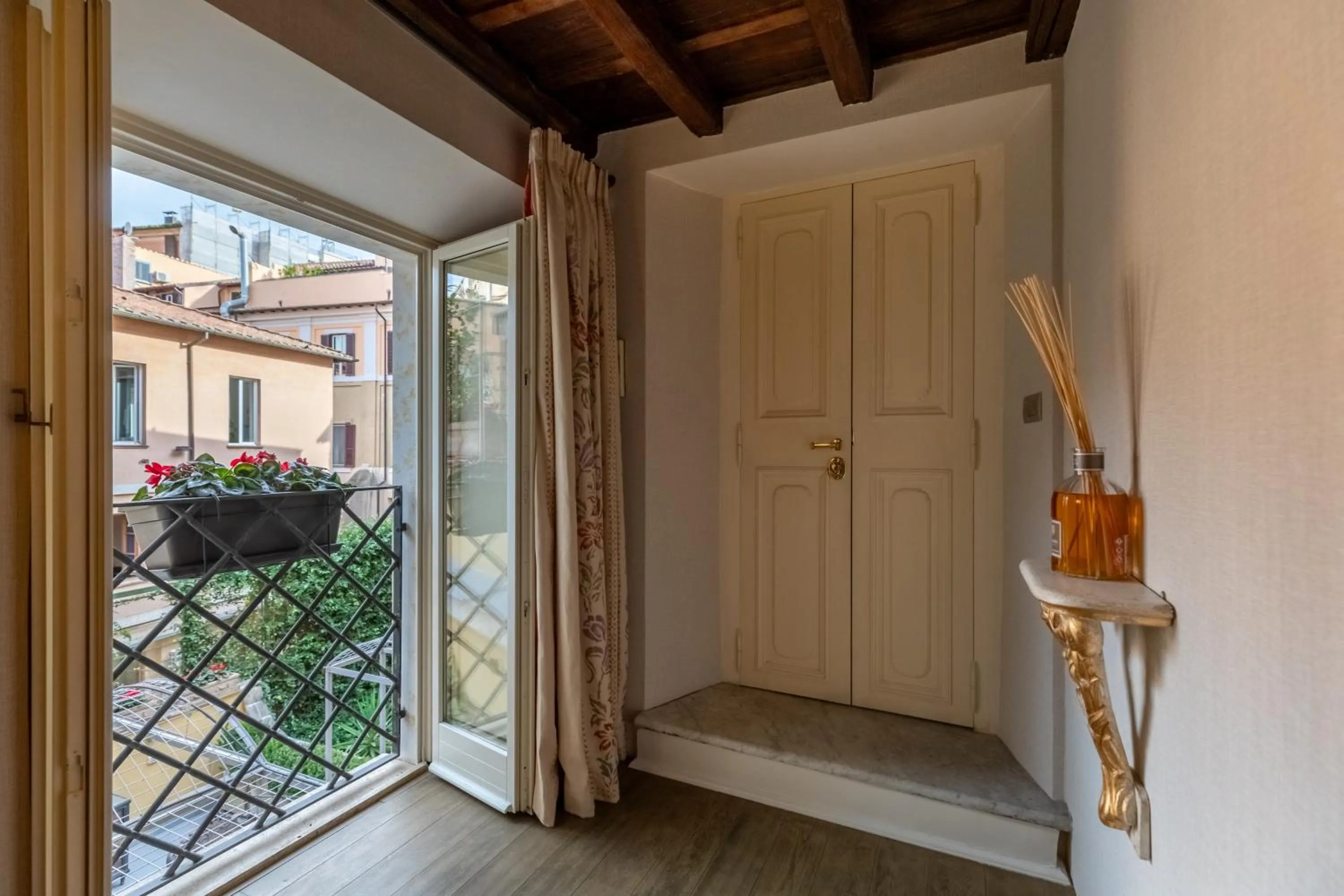 Facade/entrance in Ara di Marte Suites