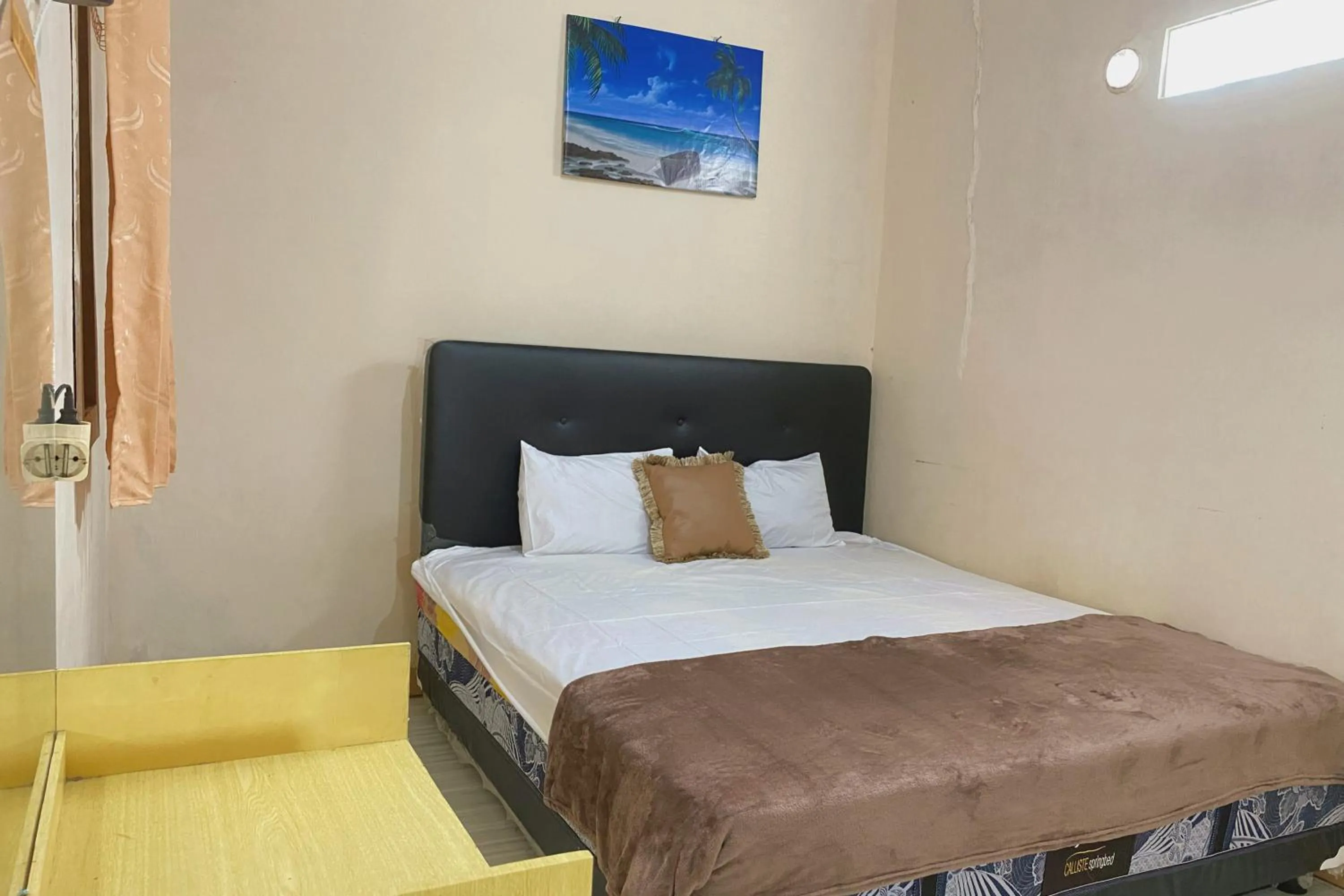 Bedroom, Bed in Central House Karimunjawa Mitra RedDoorz