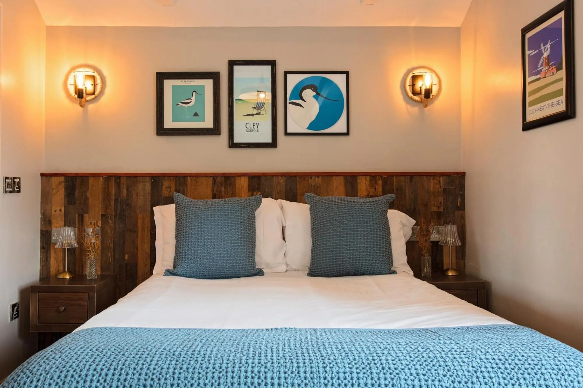 Bedroom, Bed in The Three Swallows Cley