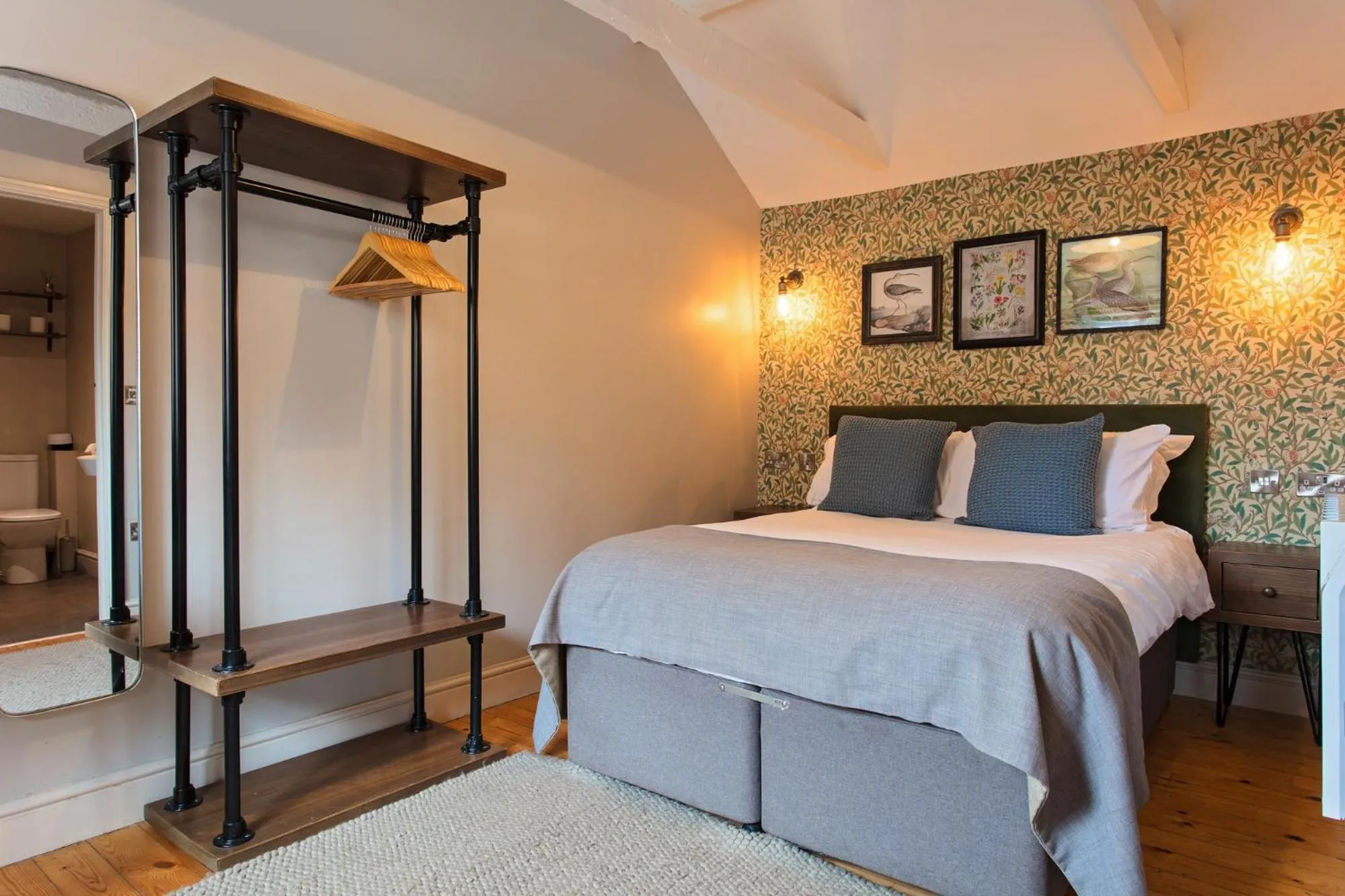 Bedroom, Bed in The Three Swallows Cley