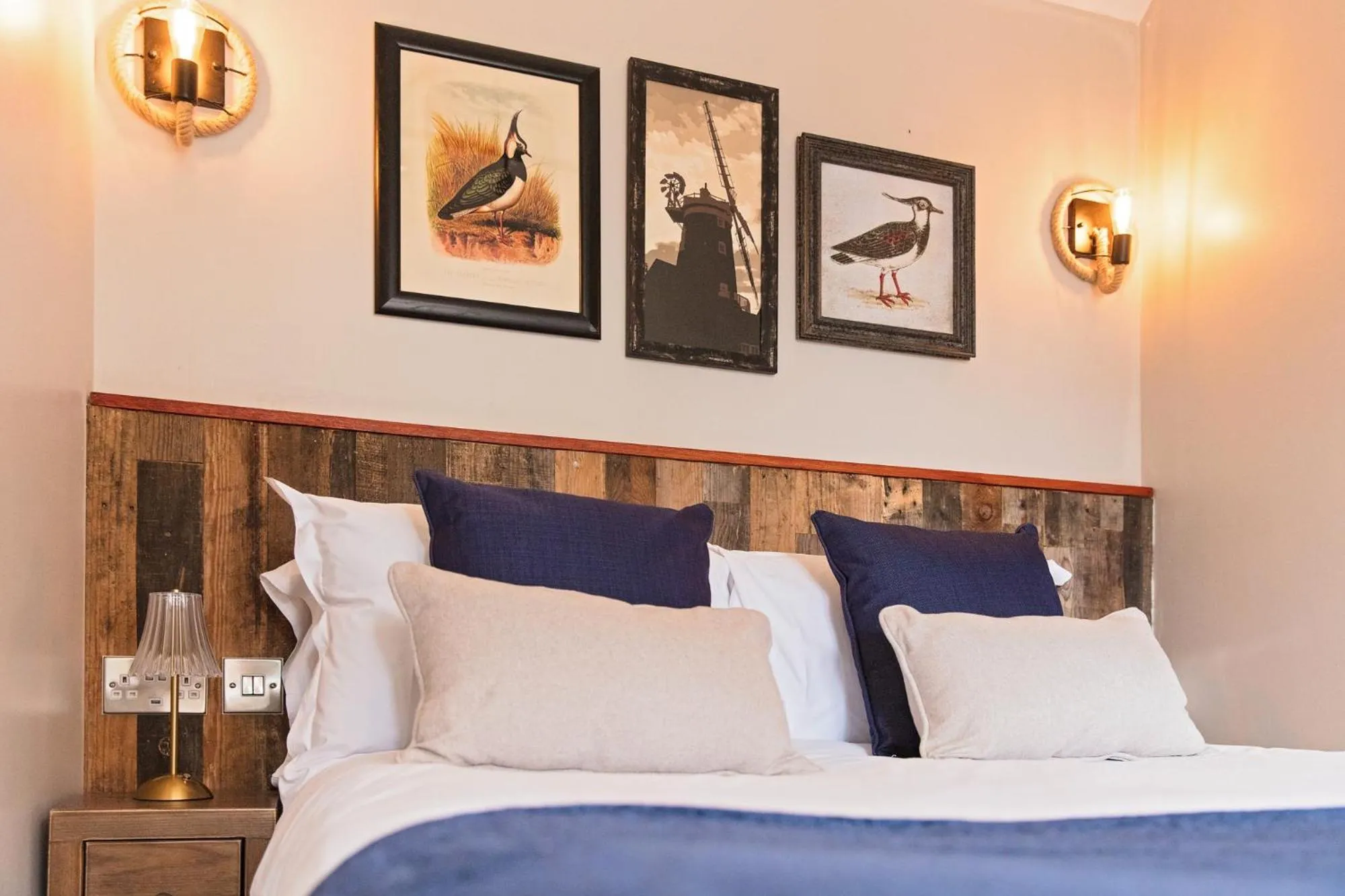 Bedroom, Bed in The Three Swallows Cley