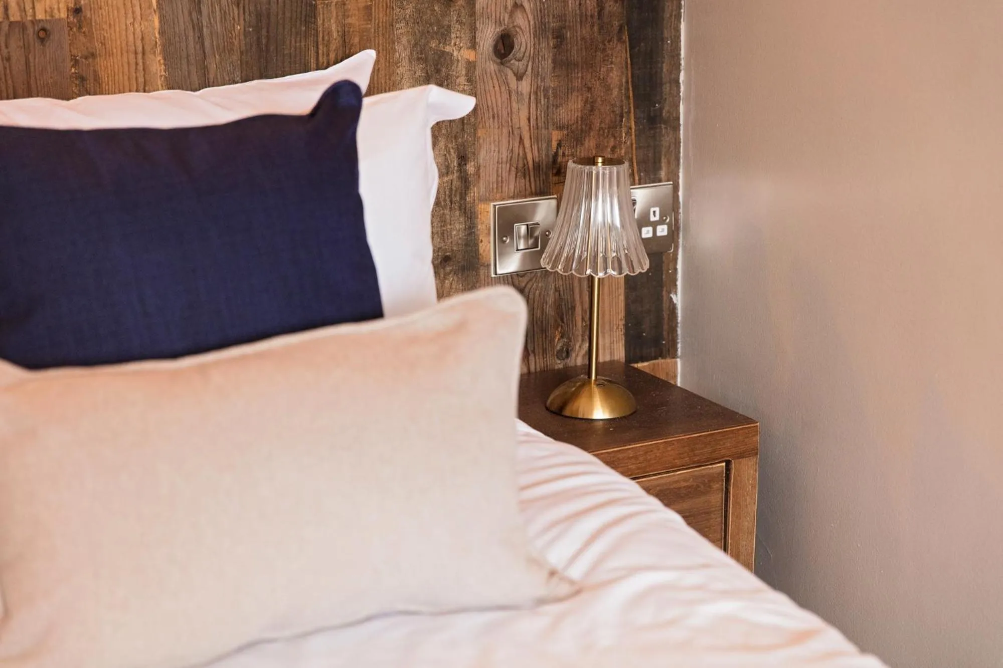 Bedroom, Bed in The Three Swallows Cley