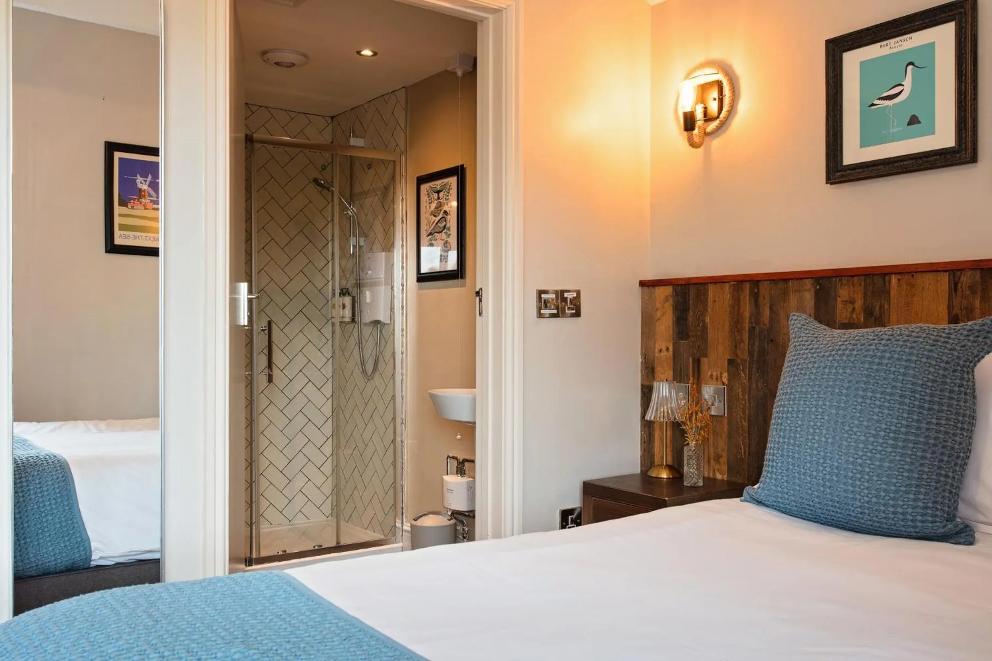 Bathroom, Bed in The Three Swallows Cley