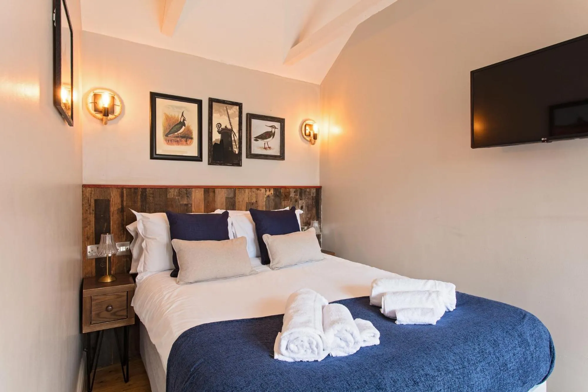 Bedroom, Bed in The Three Swallows Cley