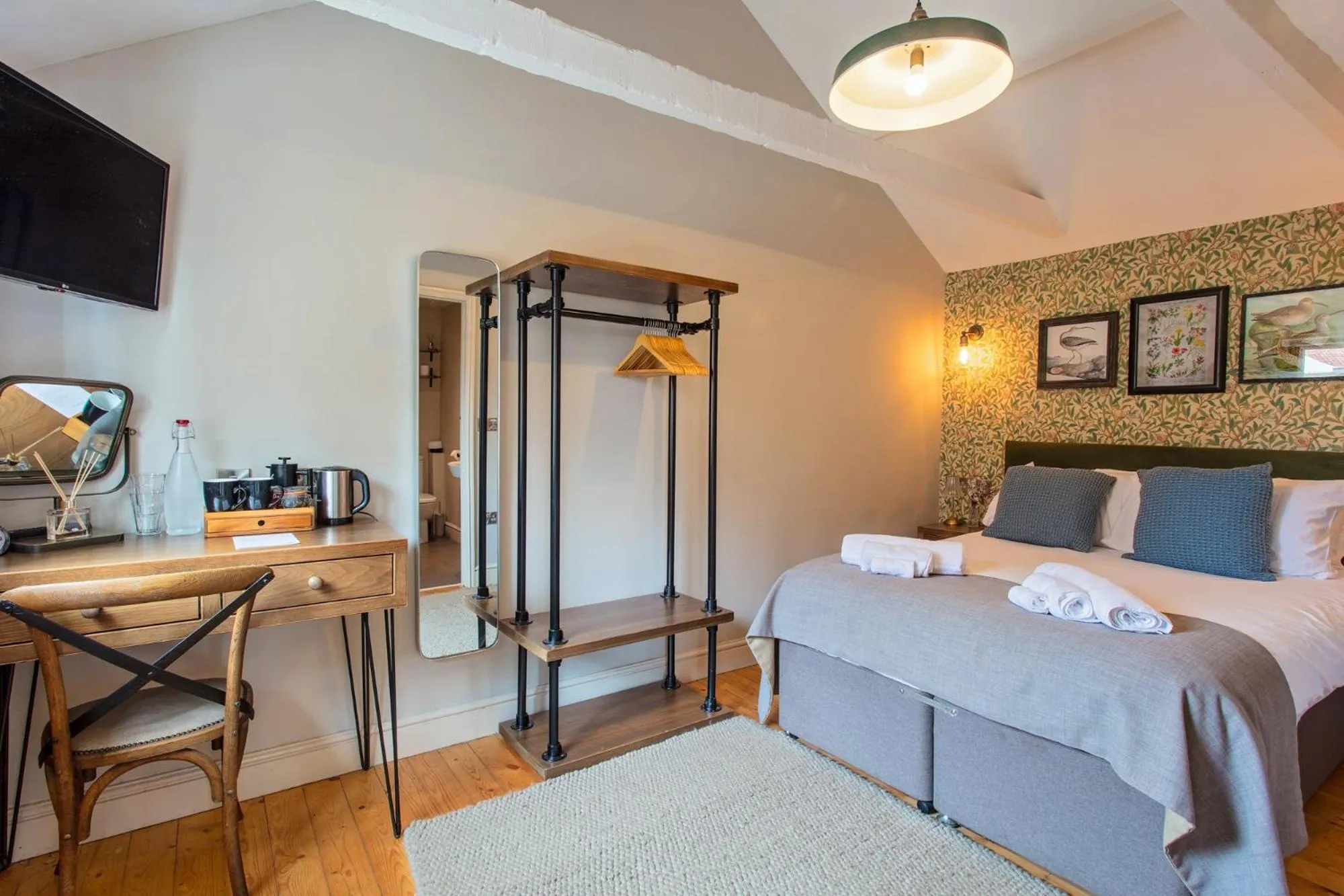 Bedroom, Bed in The Three Swallows Cley