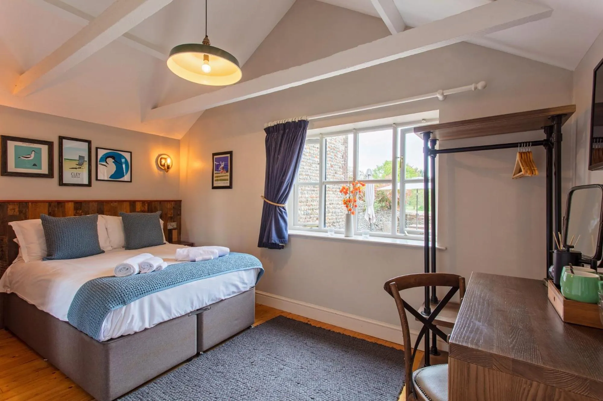 Bedroom, Bed in The Three Swallows Cley